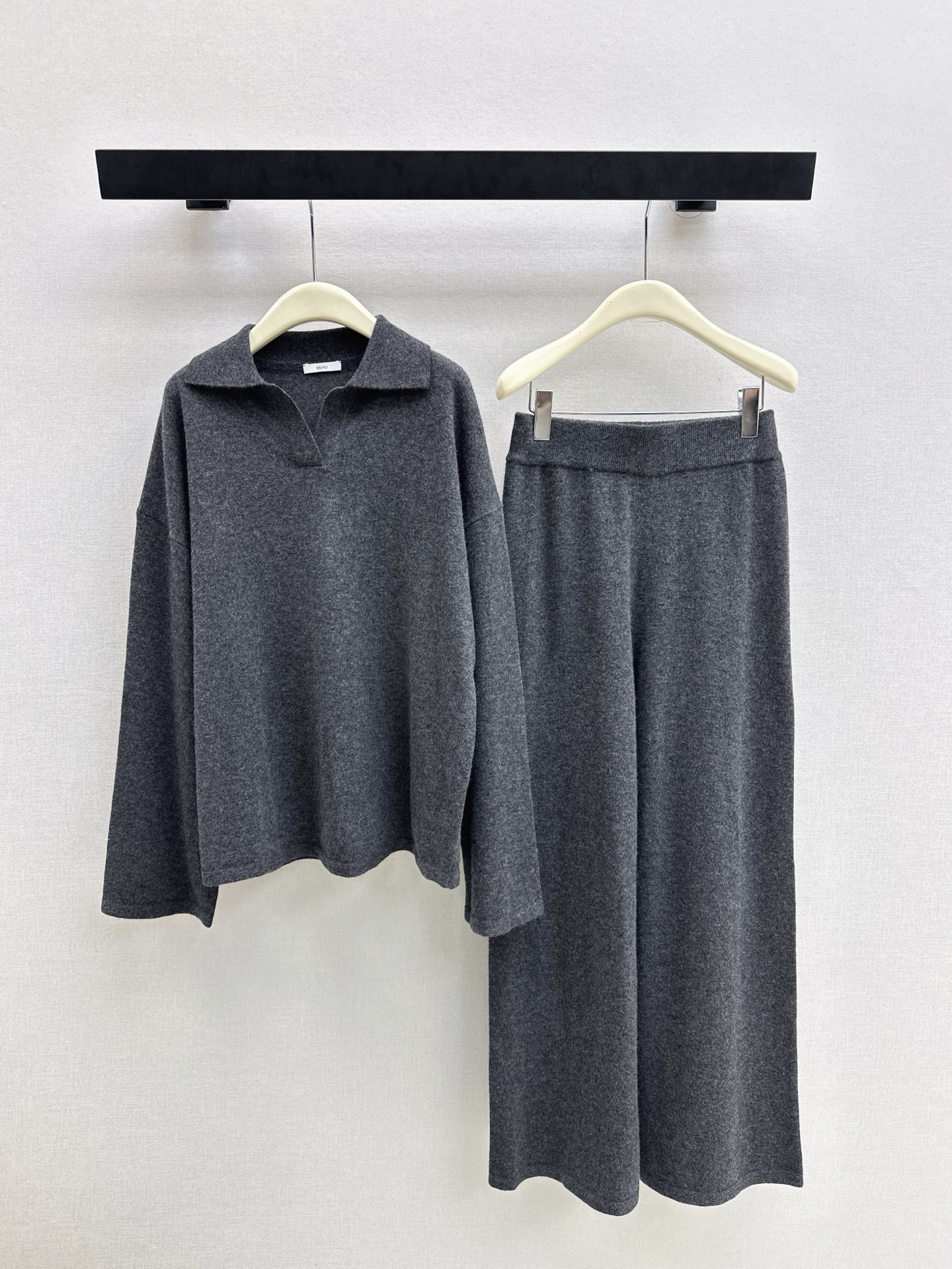 NO:658843,Bc 25Ss————The latest autumn and winter must-have lazy suit. Luxurious minimalist style sweater + elastic waist wide-leg pants. 100% wool fabric. The texture is soft and delicate and does not scratch the skin. A fashionable and casual outfit. Highly recommended for daily wear. The fit version is not bloated on the upper body. It is very eye-catching. It is also a fashionable item to match separately. Available in one set. Two colors are on sale now. sml,,sweaters,alexander wang19860909Bc 25Ss————秋冬最新款冬日必备慵懒套装 高奢极简风毛衣+松紧腰阔腿裤 百分百羊毛面料 质感柔软细腻不扎皮肤 时髦休闲范的一套搭配 日常穿很推荐 比较合体的版型 上身不会臃肿 非常吸睛 分开搭配也是时髦单品 一套出 两色现货发售sml,,sweaters,alexander wang,Women's clothing