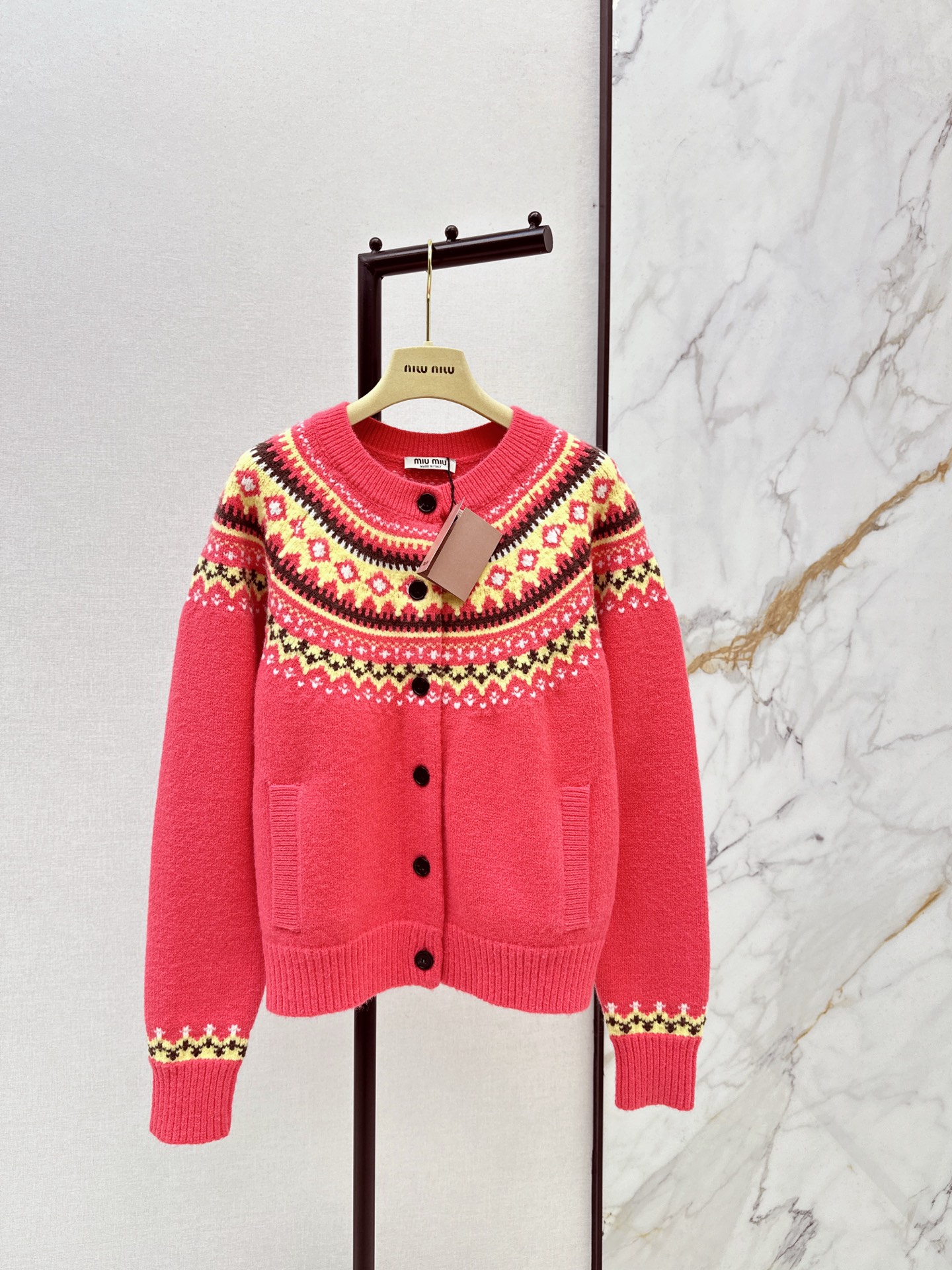 NO:658841,Miu 26Ss - the latest pink Scottish jacquard wool cardigan in early spring. The cute Fair Isle cardigan. The pink and tender color combination with the classic Scottish pattern jacquard directly brings out the retro atmosphere of autumn and winter. It is perfect for Christmas. The heavyweight 100% sheep wool yarn is custom-dyed and spun. The full set of heavy retro Scottish pattern jacquard. The loose version is high-end and lazy and does not pick up the figure. It can be easily worn with skirts and trousers every day to create a retro and fashionable look.  You can easily wear it alone or layered in winter. Available in one color, sml, miumiu, skirts, alexander wang19860909Miu 26Ss————早春最新款粉色苏格兰提花羊毛开衫可爱到爆炸的费尔岛开衫 粉粉嫩嫩配色搭配经典苏格兰图案提花直接把秋冬复古氛围感拉满 好适合圣诞节哦 定染定纺的重磅百分百绵羊毛纱 满副全定位重磅复古苏格兰图案提花 OS宽松版型高级慵懒完全不挑身型 日常搭配裙子裤子轻松穿出复古又时髦的造型 冬天单穿内搭or叠穿都可以轻松拿捏 一色现货发售sml,,miumiu,skirts,alexander wang,Women's clothing