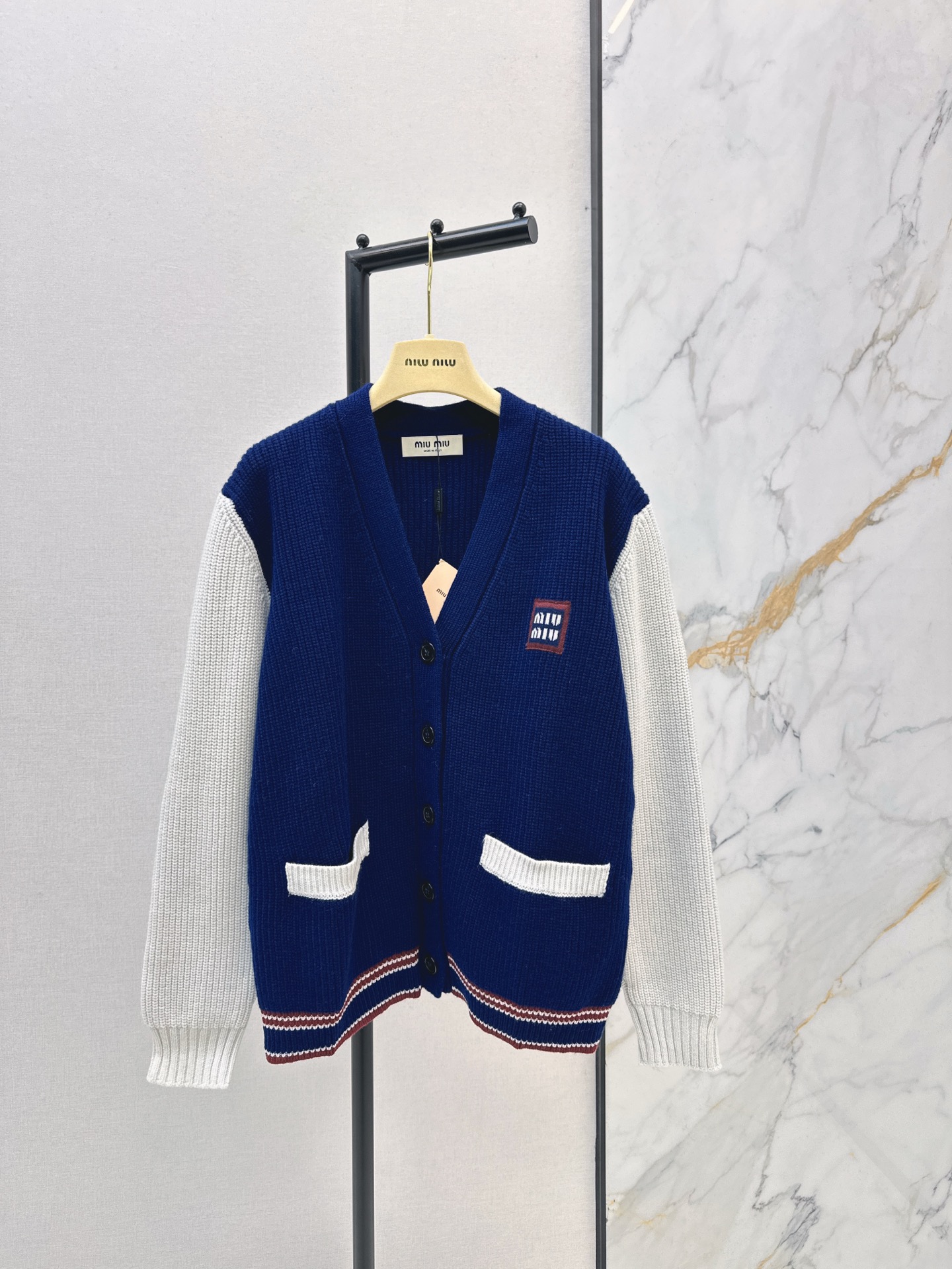 NO:658839,Miu 26Ss————The latest college-style single-breasted V-neck knitted cardigan in early spring, the color is dyed to look particularly western and white. The yarn is fleshy and does not feel dry and hard. The upper body is highly comfortable. The fit is moderate with a V-neckline. It will visually make you look slimmer and modify the lines. This piece is specially optimized for the proportion of the whole body. One color ready for sale sml,, miumiu, alexander wang19860909Miu 26Ss————早春最新款学院风单排扣V领针织开衫颜色定染特别洋气显白 纱线肉肉的不是干涩又硬邦的体感 上身舒适度高 合身版型适度v领口 视觉上会更显消瘦修饰线条 特别优化全身比例的一件 一色现货发售sml,,miumiu,alexander wang,Women's clothing