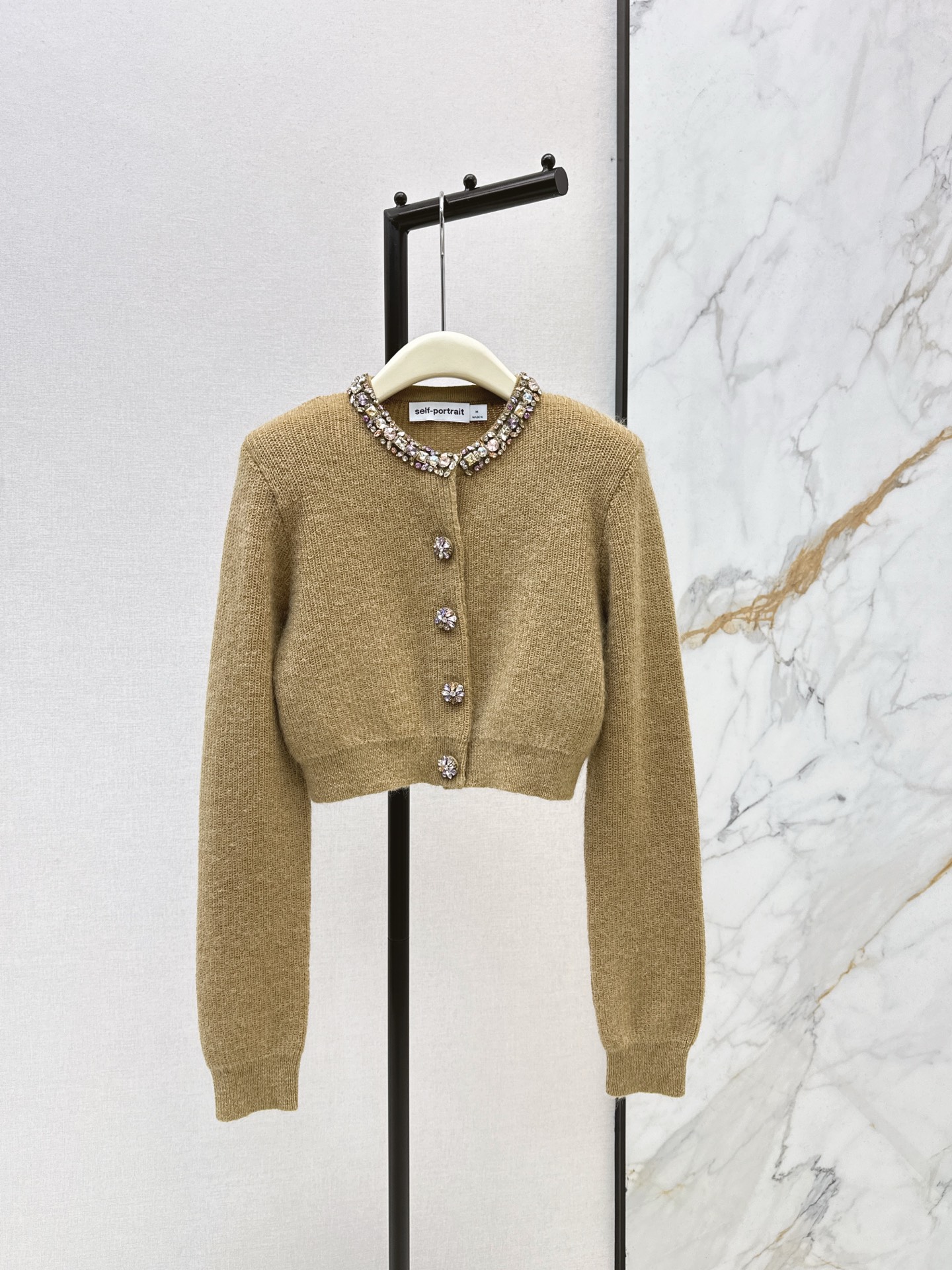 NO:658850,320S 26Ss————The latest short knitted cardigan with rhinestone decoration for early spring. Full of exquisite retro feel. Rhinestone buttons on the collar + short version. Paired with high-waisted bottoms to show your body proportions. You can easily control the college style or sweet and cool style. Two colors are available for sale now sml,, 19860909320S 26Ss————早春最新款水钻装饰小短款针织开衫 精致复古感满满 领子水钻纽扣+小短款版型 搭配高腰下装超显身材比例 学院风or甜酷风都能轻松驾驭 两色现货发售sml,, ,Women's clothing