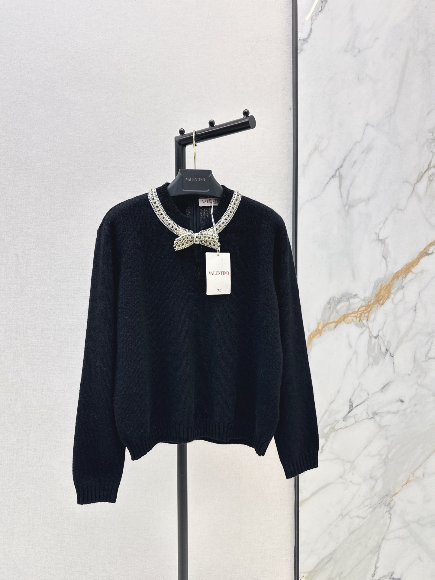 NO:658848,Exclusive first release VLTN 26Ss - the latest silhouette cashmere sweater with bow and rhinestone decoration in early spring. It is a small top suitable for annual parties and Christmas. It is low-key and yet feminine. It will definitely make you stunning. The V-neck design adds a little sexy. The upper body is super beautiful. A must-have for goddesses. Two colors are available for sale now. sml,,sweaters,alexander wang19860909独家首发 VLTN 26Ss———早春最新款蝴蝶结水钻装饰装饰廓形羊绒毛衣 年会Party圣诞都很适合的小上衣 低调又不失柔美 绝对让你惊艳的单品 V领设计增加了小性感 上身超美腻 女神必入款 两色现货发售sml,,sweaters,alexander wang,Women's clothing