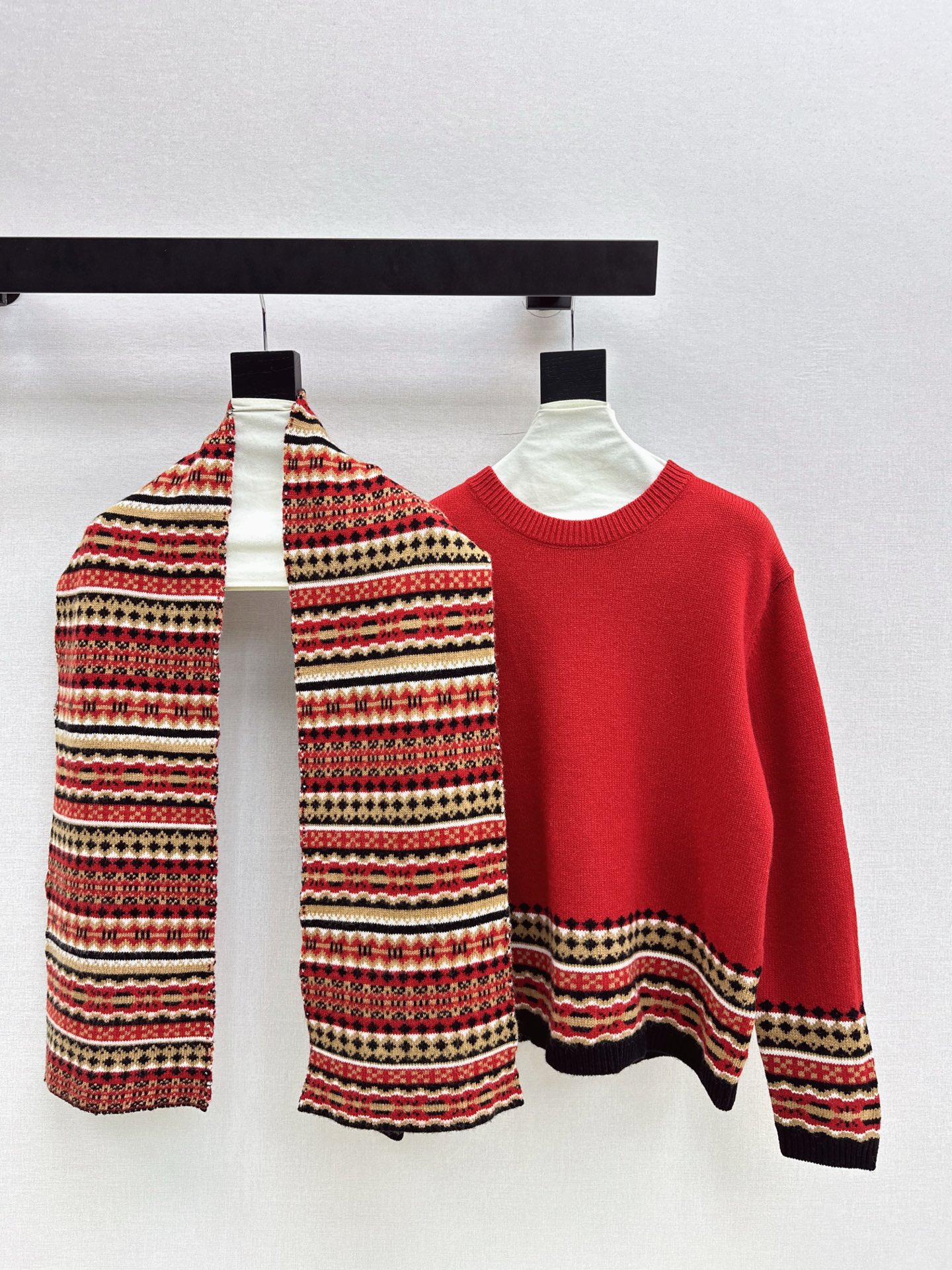 NO:658844,280L 26Ss————The latest limited series scarf + round neck sweater in early spring is a must-have for Christmas and New Year. Positioned intarsia pattern embraces the warmth of the winter sun. The off-shoulder version is casual and high-end. The upper body looks slimmer. The wool yarn is more comfortable and textured. The classic H version is versatile and not picky. Three colors are available for sale now: sml, loro piana, sweaters, alexander wang19860909280L 26Ss————早春最新款限定系列围巾+圆领毛衣圣诞节新年必入款 定位嵌花图案 拥抱冬日阳光的温暖 落肩版型随性高级感穿搭 上身巨显瘦 羊毛纱线舒适质感更赞 经典H版型百搭不挑人 三色现货发售sml,,loro piana,sweaters,alexander wang,Women's clothing