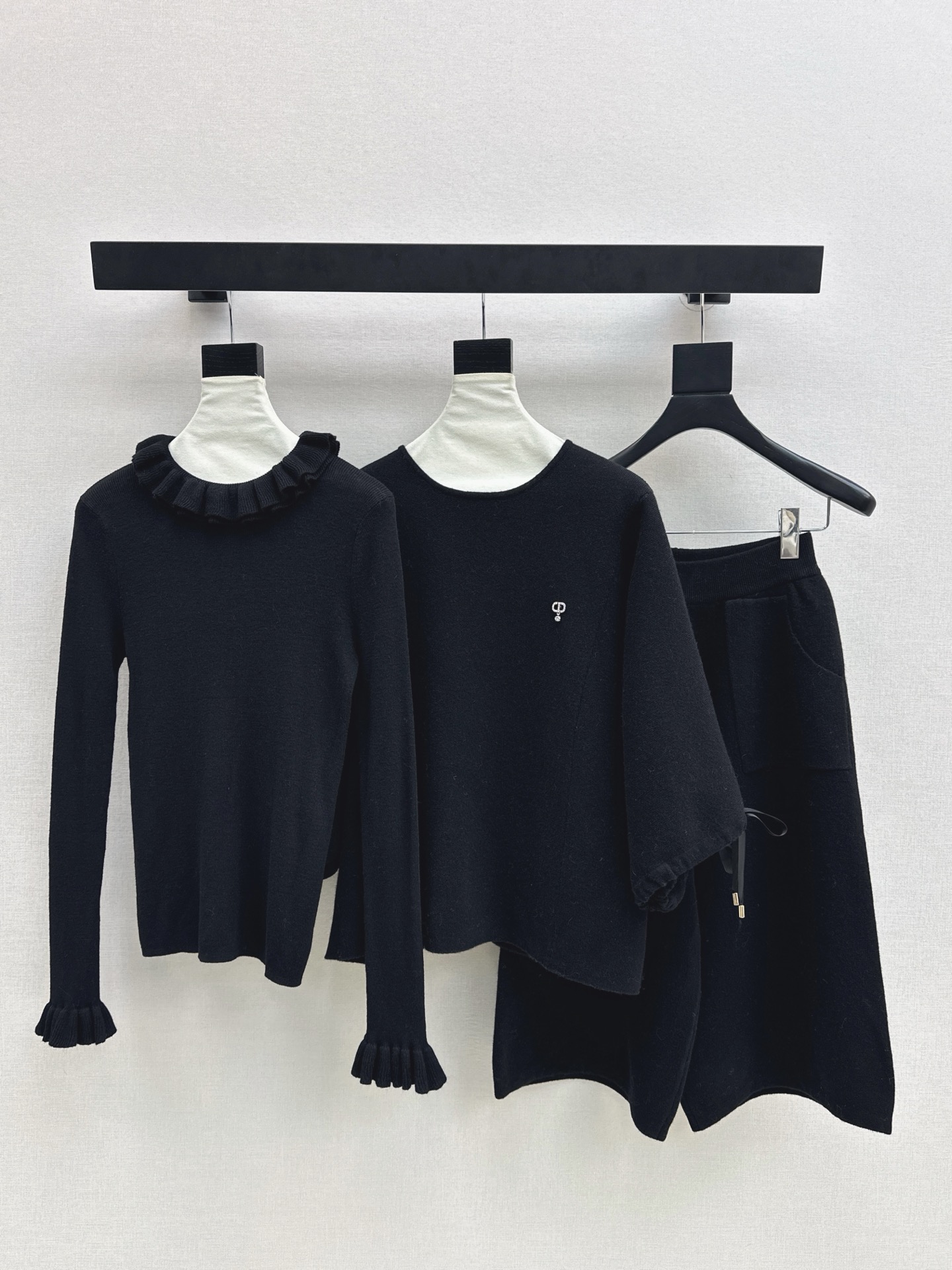 NO:658836,Exclusive first release of CD 26Ss - the latest elegant lady-like suit in early spring, ear-hemmed bottoming shirt + silhouette sweater + elastic waist pants. 100% worsted wool yarn fabric. Simple and elegant lazy version. Durable. Warmth and appearance are both online.  !  Extra large elasticity that doesn’t care about your figure. Sold as a set. Three colors available for sale. sml, sweaters, alexander wang19860909独家首发 CD 26Ss————早春最新款优雅名媛气质套装木耳边打底衫+廓形毛衣+松紧腰中裤 百分百精纺羊毛纱线面料 简约大气慵懒版型 经久耐穿 保暖度和颜值却都在线～～最实穿百搭的精品 秋冬打底叠穿日常高级！！超大弹力不挑身材 一套出售 三色现货发售sml,,sweaters,alexander wang,Women's clothing