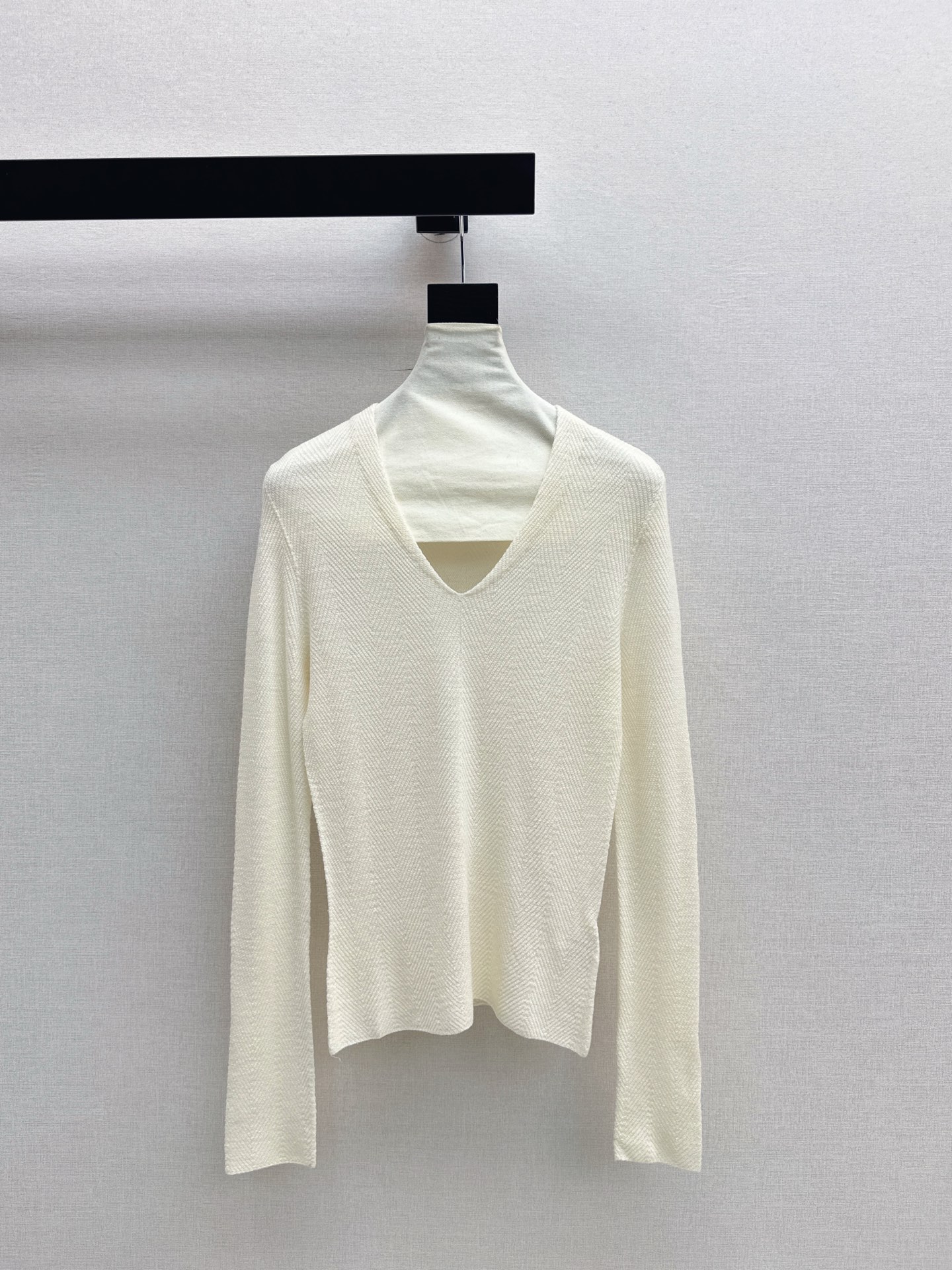 NO:658833,A must-have for everyone, LP 25Ss————The latest autumn and winter V-neck bottoming shirt with herringbone pattern lining. It is a daily must-have. It is easy to wear and match. It is made of wool knitted yarn. It is very soft, slim and comfortable. The herringbone pattern has bright spots but is not too eye-catching. Five colors are available for sale now: sml, loro piana, alexander wang19860909人手必备 LP 25Ss————秋冬最新款人字纹提织纹里V领打底衫 日常必备款 各种好穿好搭配 采用羊毛针织纱线面料 十分软糯贴身舒适 人字纹纹里有亮点又不过分吸睛 五色色现货发售sml,,loro piana,alexander wang,Women's clothing