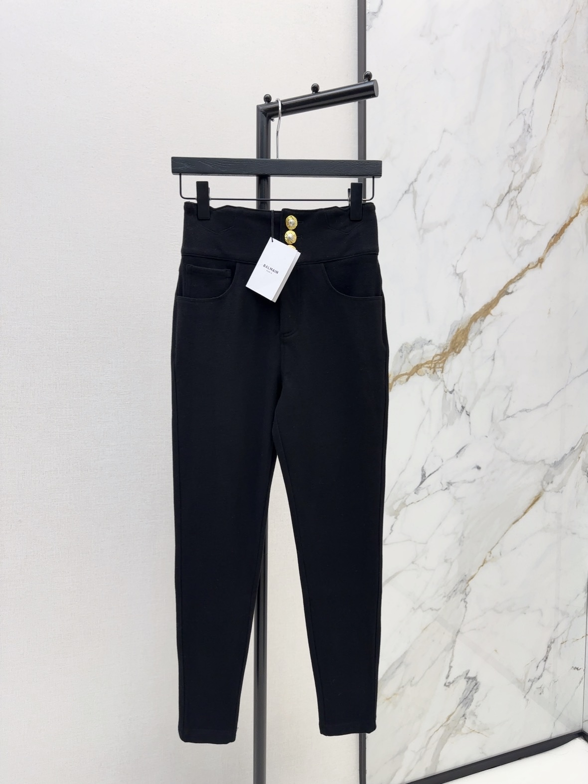 NO:658830,Bal 25Ss is a must-have for keeping warm and thinning legs. The latest autumn and winter three-gold buckle-embellished velvet leggings. A must-have pair of leggings for winter. They look great when worn alone or with boots. They can be worn to create long legs. They can be paired with jackets, down jackets and coats. A real and versatile artifact. Made of thick velvet lining, with elasticity. Slim-fitting and slimming legs without tightness. Available in stock in one color. sml, boots, jackets & coats, down  jacket,alexander wang19860909保暖瘦腿必备 Bal 25Ss————秋冬最新款三粒金扣装饰加绒打底裤 冬季必备的一条打底裤 单穿或者搭配长靴穿都好看 妥妥的穿出大长腿效果 搭配外套羽绒服大衣皆可 实打实的百搭神器 采用内里加厚绒面料 带有弹性 修身瘦腿不紧绷 一色现货发售sml,,boots,jackets & coats,down jacket,alexander wang,Women's clothing