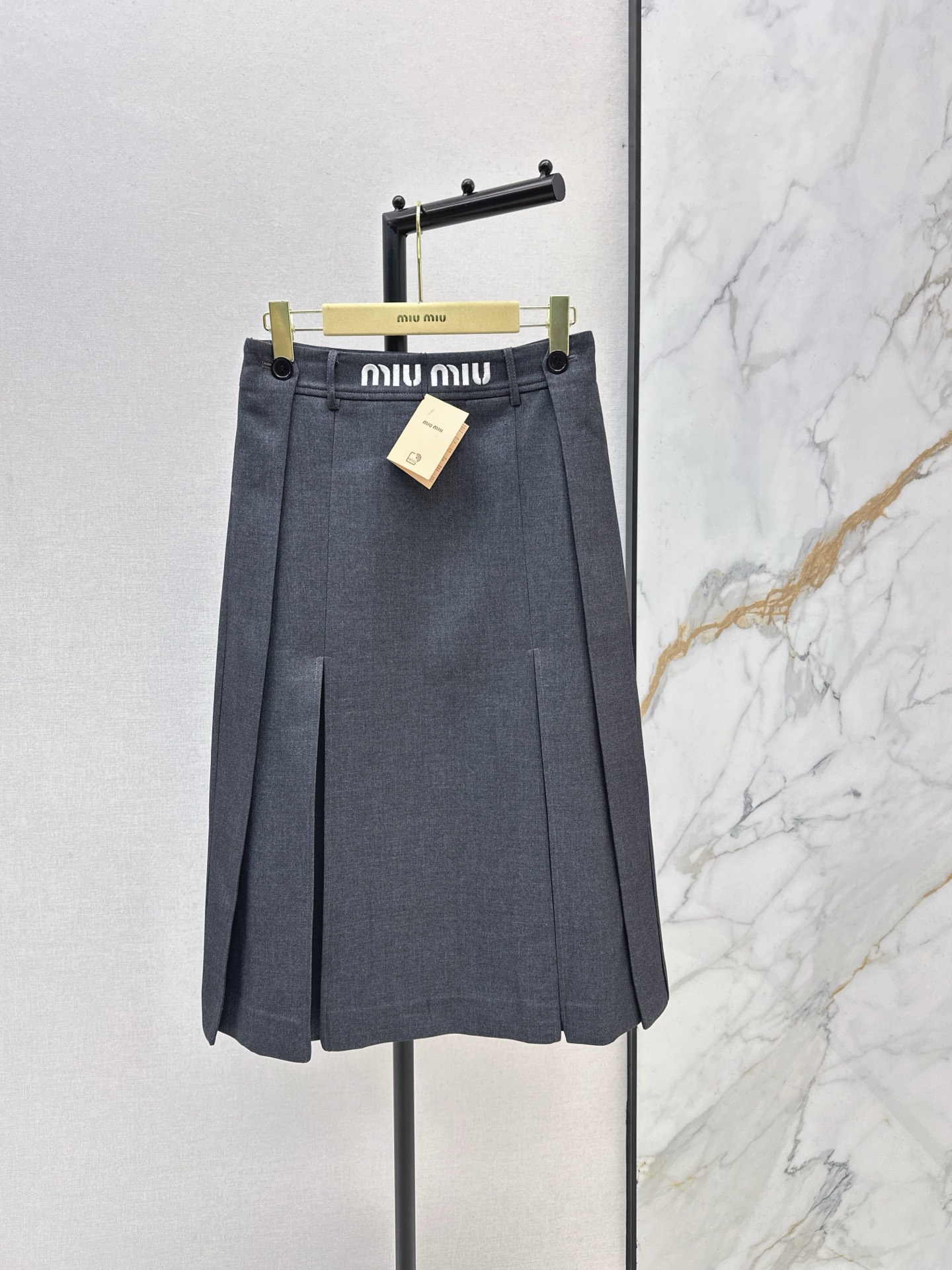 NO:663129,Miu 25Ss————The latest mid-length pleated skirt with letter logo in autumn and winter, imported material texture, smooth and stylish, high-waisted pleated skirt version, neat pleats and micro-A silhouette, embroidered letter logo decoration, wear in college to reduce age, casually match the length of boots, fashionable and western style, two colors are available in stock sml,,miumiu,boots,skirts, 19860909Miu 25Ss————秋冬最新款字母徽标中长百褶半裙进口材质质感光泽 垂顺有型 高腰百褶半裙版型 利落压褶配合微A廓形 刺绣字母徽标装饰 穿搭学院减龄 随意搭配靴子长度 时髦洋气 两色现货发售sml,,miumiu,boots,skirts, ,Women's clothing