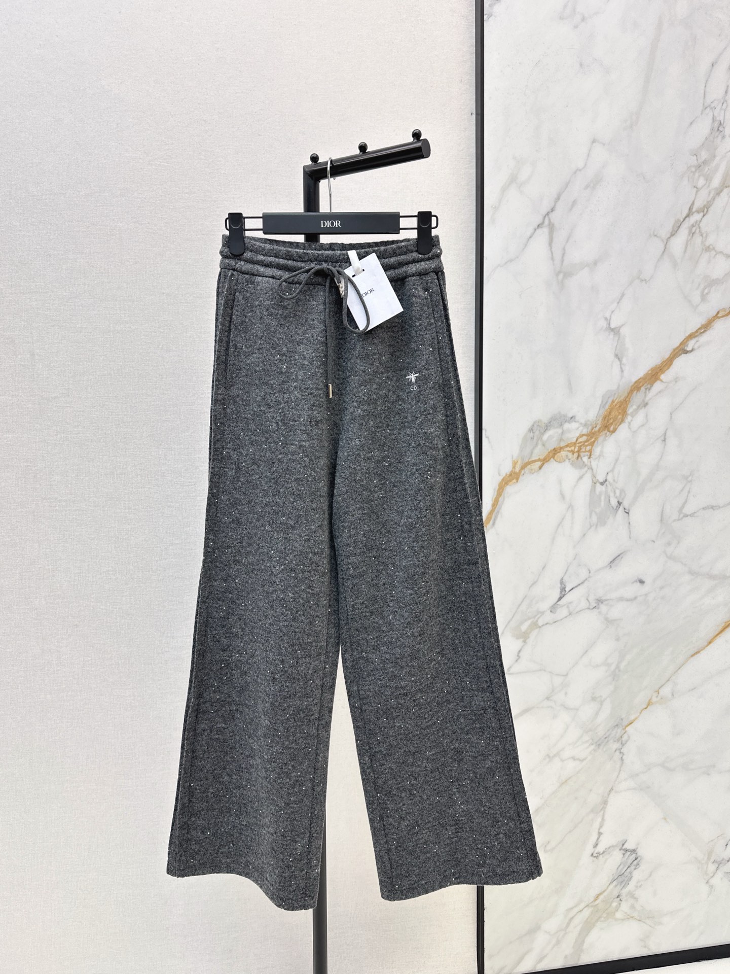 NO:663120,CD 25Ss - the latest straight trousers with bee embroidery decoration in autumn and winter. Both colors are excellent. You are not picky about your body shape. The upper body is particularly great!  The style of the matching is also very versatile. Exquisite and advanced customization. The texture of the textured fabric is awesome. Retro and elegant. The upper body is cool and handsome, age-reducing and fashionable. Two colors are available for sale sml,,  19860909CD 25Ss———秋冬最新款蜜蜂刺绣装饰直筒长裤两色都很优秀 不挑剔身形要求 上身特别赞！搭配的风格也很通吃 精致高级定制 富有肌理感的面料质感超赞 复古优雅 上身酷帅减龄时髦精 两色现货发售sml,, ,Women's clothing