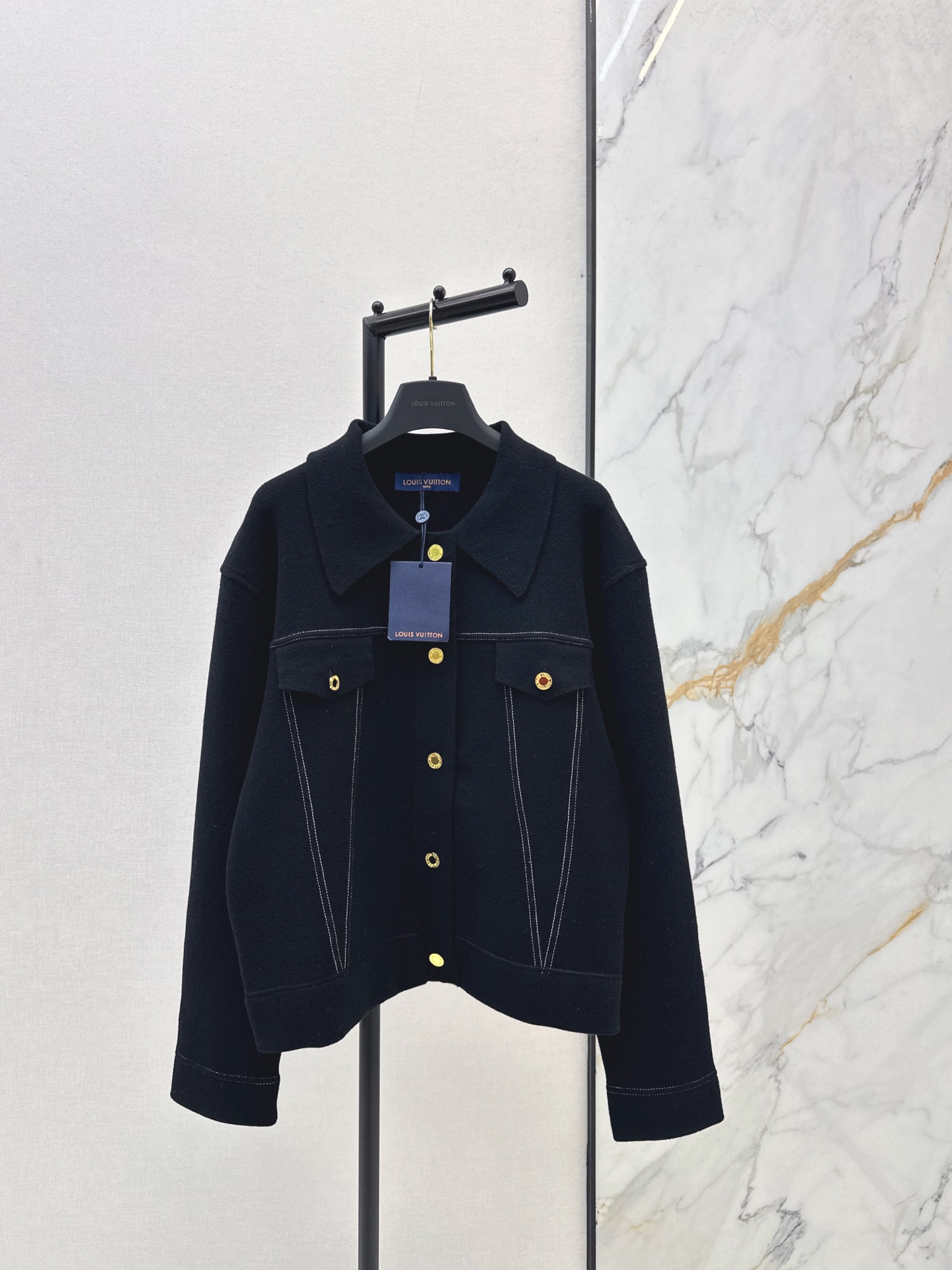 NO:663127,The same style for men and women. Popular recommendation: Ljia 25Ss - the latest ski series jackets and wool coats for autumn and winter. Contrasting topstitching technology throughout the fashionable and high-end sense. Sporty atmosphere, classic wide version, fashionable and high-end. Must-have white and rich beauty. Not picky about the upper body and slimming. Highly recommended items. One color ready for sale sml,, louis vuitton, jackets & coats, jackets & coats,  19860909男女同款 爆单推荐 L家 25Ss————秋冬最新款滑雪系列夹克羊毛外套 撞色明线工艺贯穿时髦高级感 运动气息经典宽版版型时髦又高级 白富美必入 不挑人上身巨显瘦 强烈推荐单品 一色现货发售sml,,louis vuitton,jackets & coats,jackets & coats, ,Women's clothing