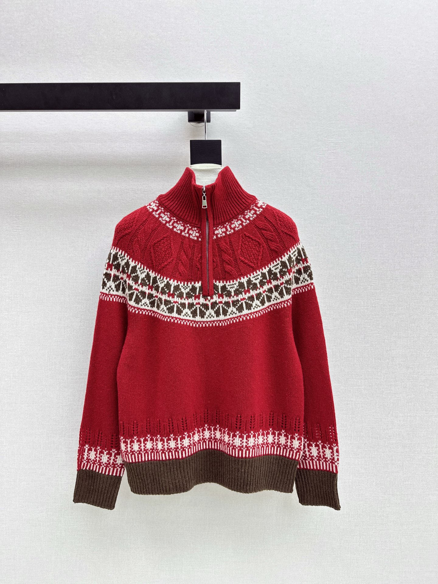 NO:663104,RL 25Ss————The latest Fair Isle series atmosphere in autumn and winter, the knitted stand-up collar sweater has a retro and fashionable European and American style~ Full of high-end sense, loose version, visually modified body proportions~Imported jacquard wool fabric color matching~~Easy to capture the atmosphere of autumn and winter!  One color ready for sale sml,,sweaters, 19860909RL 25Ss————秋冬最新款费尔岛系列氛围感拉满针织立领毛衣复古时髦的欧美风～ 满满的高级感 宽松版型 视觉上修饰身材比例～进口机提花羊毛面料配色～～轻松拿捏秋冬氛围感！ 一色现货发售sml,,sweaters, ,Women's clothing