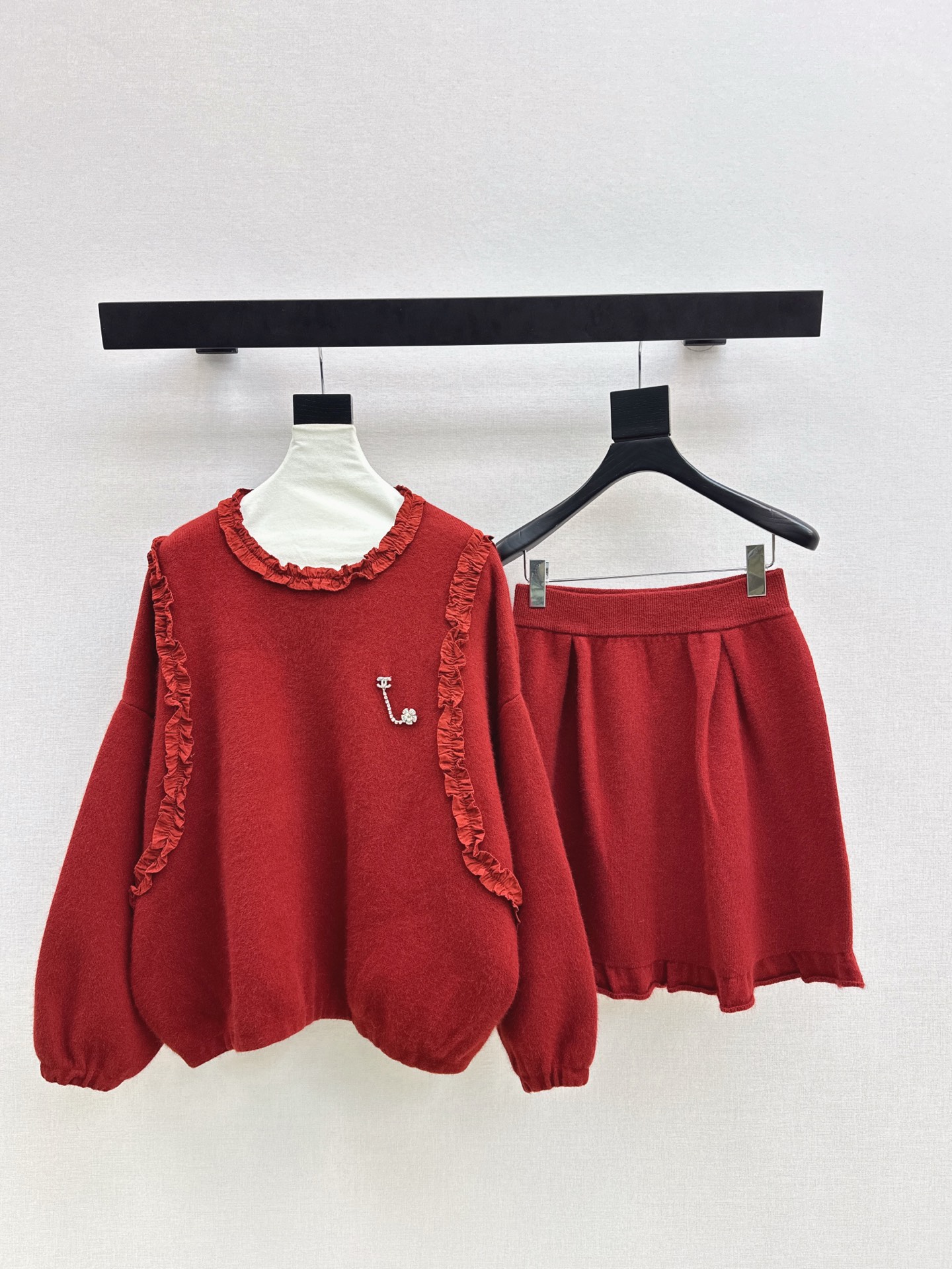 NO:663095,Exclusively launched in C Home 26Ss - the latest elegant lady-like suit in early spring. Loose round-neck sweater with fungus decoration + elastic waist skirt. 100% worsted wool yarn fabric. Simple and elegant lazy version. Durable. Warmth and appearance are both online. The most practical and versatile boutique. Autumn and winter base layering for daily high-end!  !  Extra large elasticity that doesn’t care about your figure. Sold as a set. Three colors available for sale. SML, chanel, skirts, sweaters,  19860909独家首发 C家 26Ss————早春最新款优雅名媛气质套装木耳边装饰宽松圆领毛衣+松紧腰半裙 百分百精纺羊毛纱线面料 简约大气慵懒版型 经久耐穿 保暖度和颜值却都在线～～最实穿百搭的精品 秋冬打底叠穿日常高级！！超大弹力不挑身材 一套出售 三色现货发售sml,,chanel,skirts,sweaters, ,Women's clothing