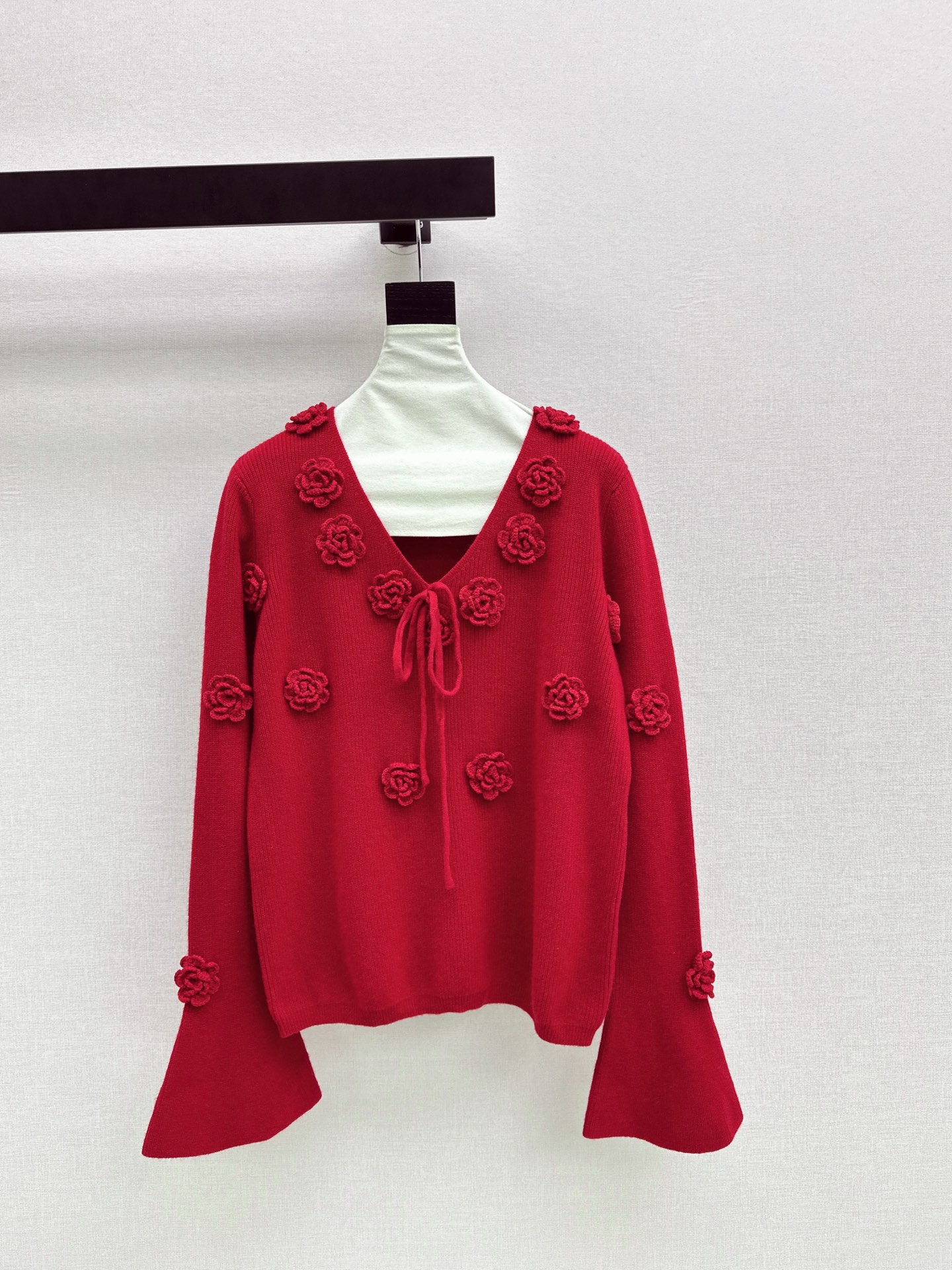 NO:663088,Exclusive model~Miu 25Ss————The latest three-dimensional flower-decorated knitted sweater for autumn and winter. The three-dimensional flower decoration is simply divine. It looks good and is easy to wear. I have to love it. Wear it alone with jeans and a dress and layer it in autumn and winter. It is very elegant no matter how you match it. One color is available in stock sml,,miumiu,skirts,jeans,sweaters, 19860909独家款～Miu 25Ss————秋冬最新款立体花朵装饰针织毛衣重工立体花朵装饰简直神一样的存在 颜值高又好穿不得不爱 单穿搭配牛仔裤连衣裙秋冬叠穿 怎么搭配都很有气质 一色现货发售sml,,miumiu,skirts,jeans,sweaters, ,Women's clothing