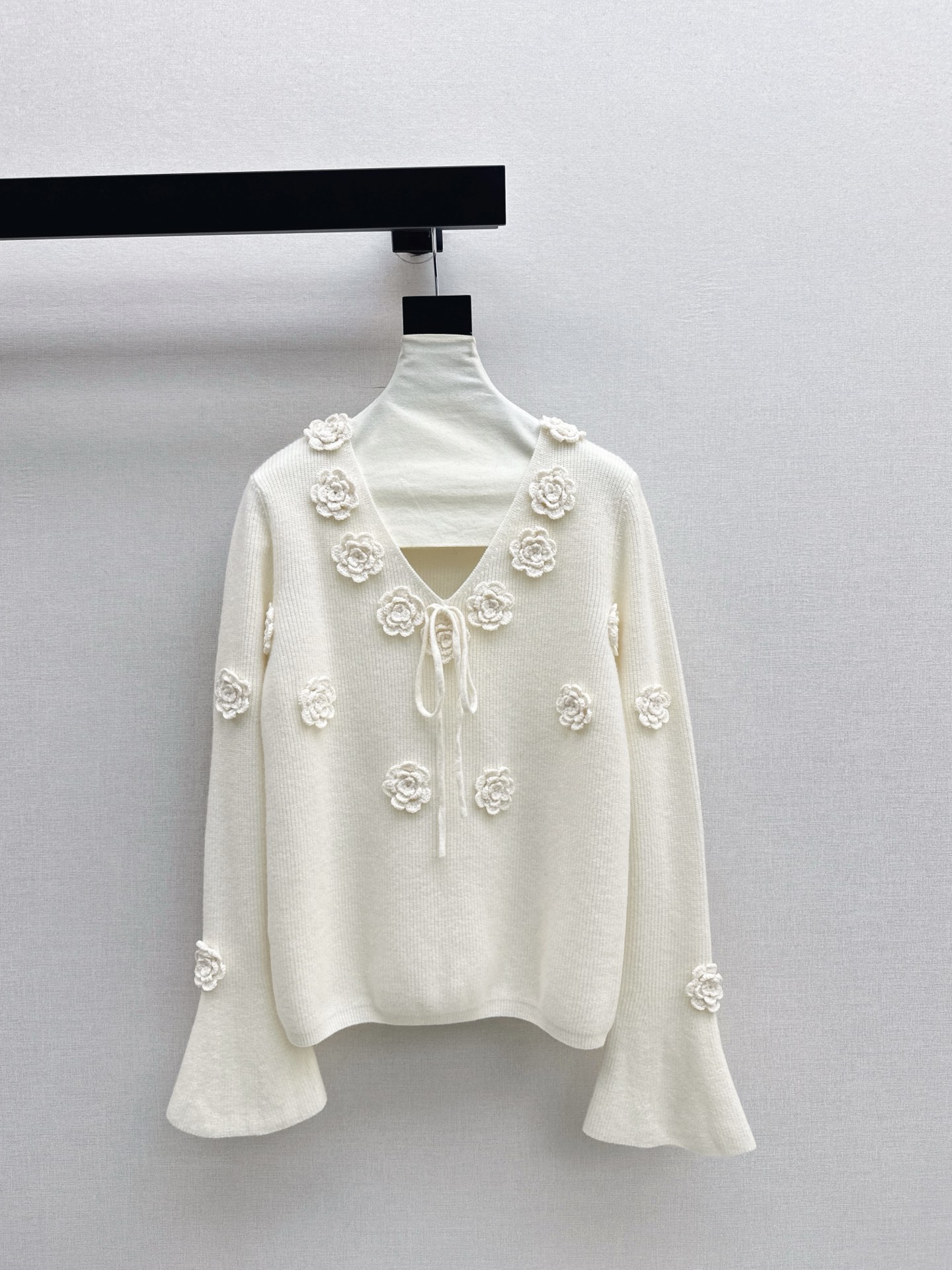 NO:663083,Exclusive model~Miu 25Ss————The latest three-dimensional flower-decorated knitted sweater for autumn and winter. The three-dimensional flower decoration is simply divine. It looks good and is easy to wear. I have to love it. Wear it alone with jeans and a dress and layer it in autumn and winter. It is very elegant no matter how you match it. One color is available in stock sml,,miumiu,skirts,jeans,sweaters, 19860909独家款～Miu 25Ss————秋冬最新款立体花朵装饰针织毛衣重工立体花朵装饰简直神一样的存在 颜值高又好穿不得不爱 单穿搭配牛仔裤连衣裙秋冬叠穿 怎么搭配都很有气质 一色现货发售sml,,miumiu,skirts,jeans,sweaters, ,Women's clothing