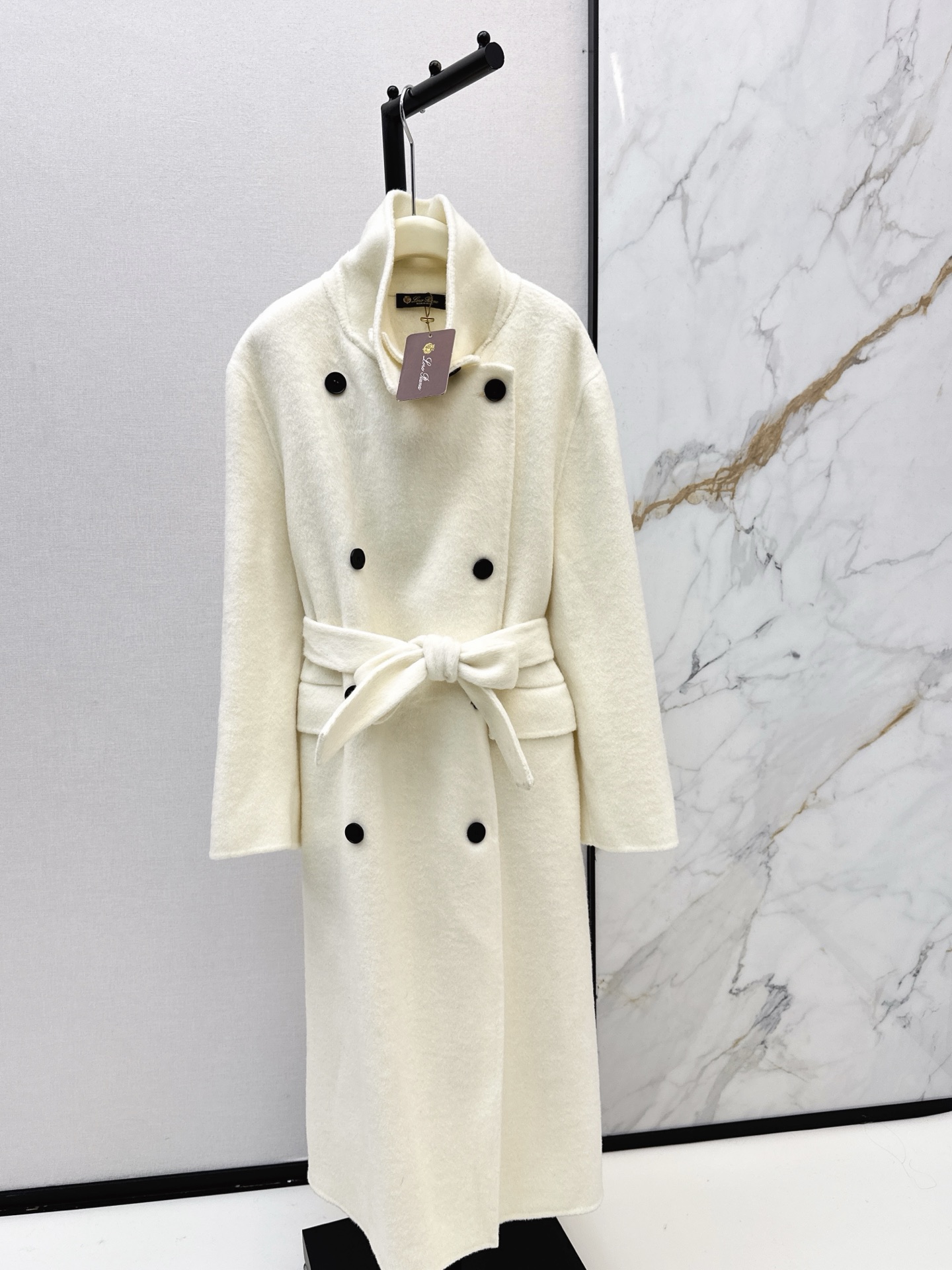 NO:663073,Comes with dust bag LP 25Ss————The latest autumn and winter style, this season’s must-have high-sense long double-sided nylon coat is a new product layering tool for autumn and winter. Purely handmade double-sided nylon fabric, elegant, intellectual and gentle. Imported Australian wool double-sided nylon fabric. The texture is quite wide and stylish. It is not attractive.19860909配防尘袋LP 25Ss————秋冬最新款本季必入高智感长款双面尼大衣秋冬新品叠搭神器 纯手工制作双面尼面料 优雅知性气质温柔 进口澳洲羊毛双面尼面料 质感挺阔有型 不挑人H版型气质干练 百搭时髦上身显瘦又高挑 三色现货发售sml9,,loro piana, ,Women's clothing