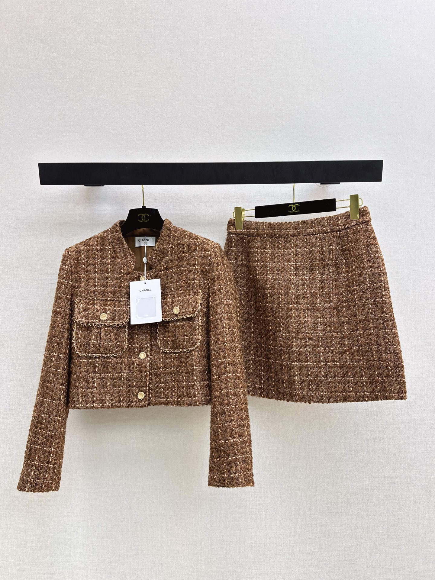 NO:663984,C Home 25Ss————The latest ladylike suit in autumn and winter, stand-up collar woven jacket + A-line skirt. Customized imported woolen material, high-end texture and full appearance. Stand-up collar dress jacket style. Flap embellished with hanging beaded lace. Pair with skirt of the same series. Anti-revealing leggings on the inside for more flexibility. Perfect interpretation of elegance and sense of wealth. Intellectual gentleness. Excellent choice for Christmas and New Year’s end parties. One set.  One color ready for sale smlxl,,chanel,skirts,jackets & coats, 19860909C家 25Ss————秋冬最新款名媛气质套装立领编织外套+A字半裙 定制进口粗纺毛呢材质 质感高级品相十足 立领洋装外套版型 翻盖点缀垂坠钉珠花边 搭配同系列半裙 内侧防走光打底裤让行动更灵活 完美演绎优雅千金感 知性温柔 圣诞元旦年末聚会的绝佳选择 一套出 一色现货发售smlxl,,chanel,skirts,jackets & coats, ,Women's clothing