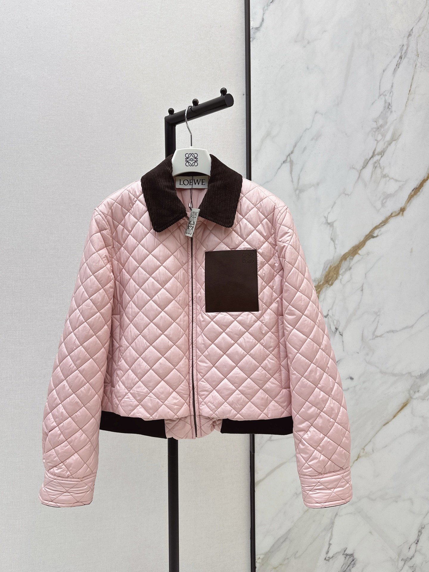 NO:663981,Recommended hot item Loe 25Ss——————The latest corduroy collar rhombus pattern cotton jacket in autumn and winter is made of high-quality windproof and waterproof nylon material. The whole piece is light and warm. Collision corduroy collar. Threaded hem + rhombus embossing. Classic logo embossed leather pocket decoration. It is a loose version and does not pick up the figure at all. One color ready for sale sml,,loewe,jackets & coats, 19860909爆单款推荐 Loe 25Ss—————秋冬最新款灯芯绒领菱格纹棉服外套高品质防风防水尼龙材质 整件轻盈保暖 灯芯绒领碰撞 下摆螺纹包边+菱格压纹 经典logo压花皮口袋装饰 为宽松版型完全不挑身材 一色现货发售sml,,loewe,jackets & coats, ,Women's clothing