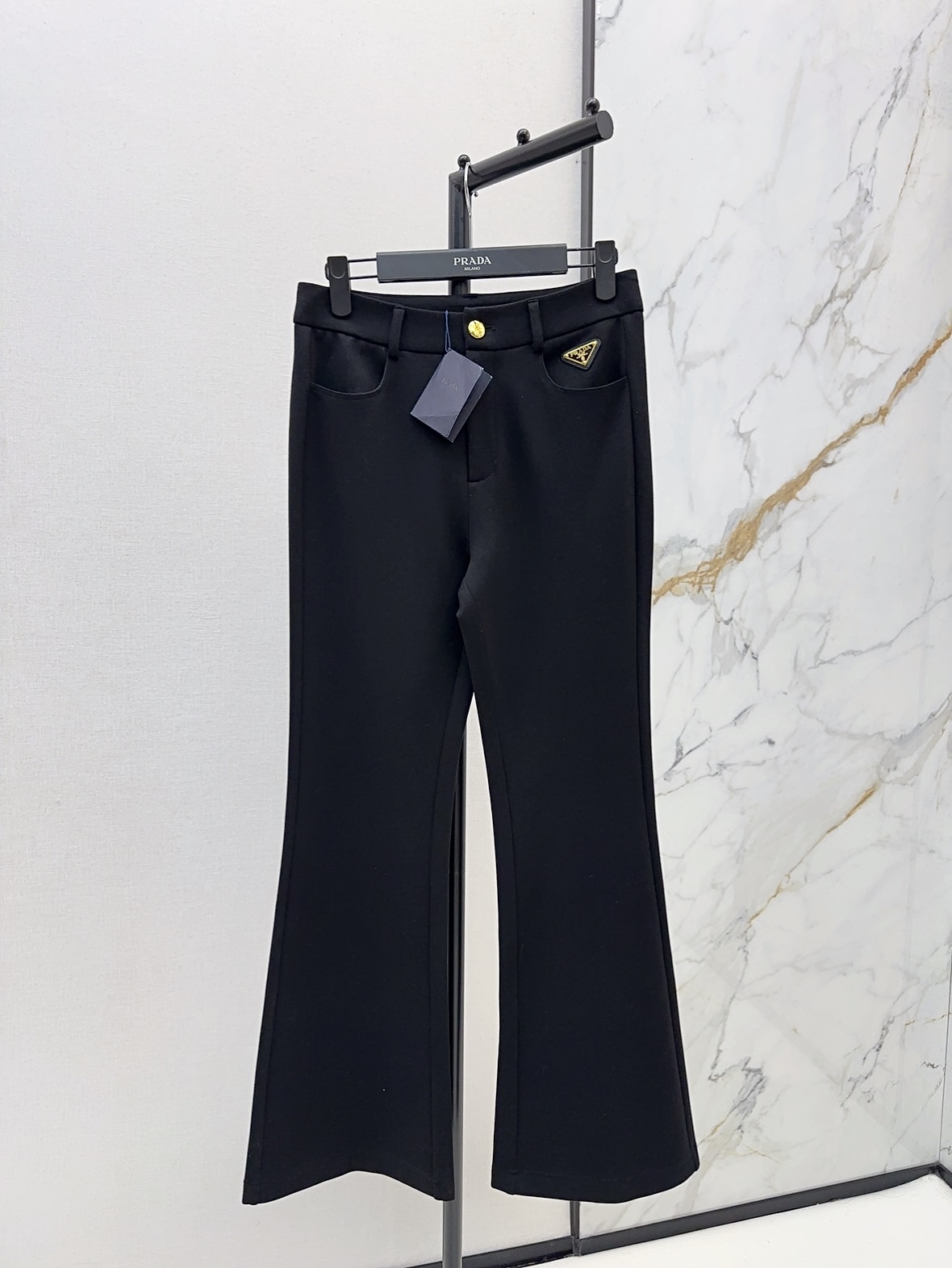 NO:663961,PD 25Ss——————The latest slim-cut high-waisted trousers for autumn and winter. The imported blended material is soft, comfortable, crisp and stylish. The micro-flared design of the trouser legs is used to lengthen the leg lines. The elastic fabric creates a slim effect. The iconic triangle metal logo on the crotch makes it easy to wear a high-street fashion style. One color ready for sale sml,,  19860909PD 25Ss—————秋冬最新款微喇修身高腰长裤进口混纺材质面料柔挺舒适 挺括有型 利用裤腿微喇叭设计 拉长腿部线条 弹力面料打造纤细效果,胯部标志性三角金属徽标 轻松驾驭穿出满满的高街时髦风格 一色现货发售sml,, ,Women's clothing