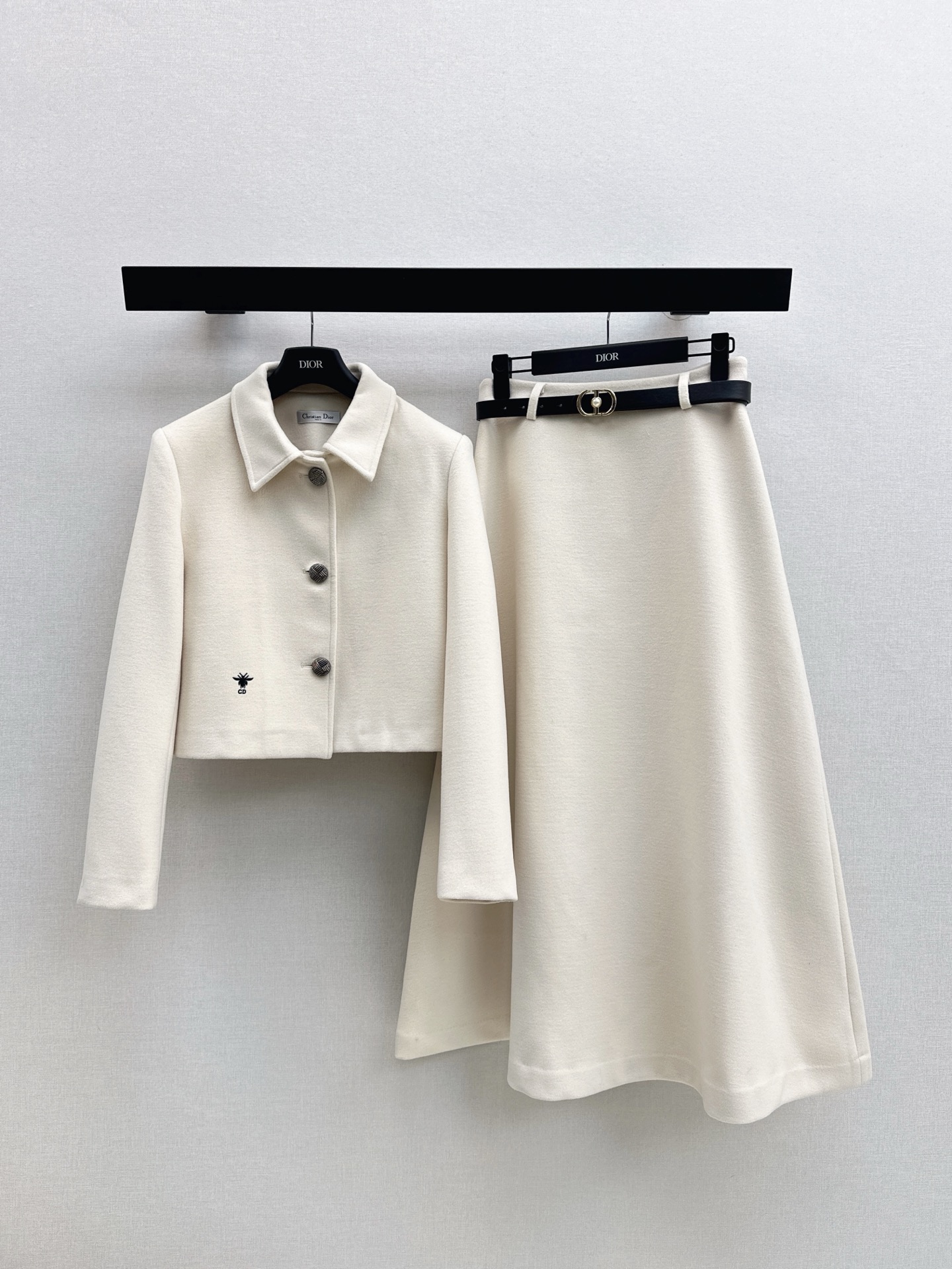 NO:663945,CD 26Ss - the latest lady style suit in early spring, short lapel jacket + umbrella-shaped high-waisted skirt. Imported wool material, obvious texture. Short lapel jacket style. With exquisite CD bee logo embroidery on the side waist, the lady style is highlighted. Paired with the A-line umbrella-shaped mid-length skirt of the same series. Black belt decoration around the waist. Shows the proportion of short top and long bottom. Perfectly interprets the sense of elegance. The upper body of the set is swaying. One set.  One color ready for sale sml,,skirts,jackets & coats, 19860909CD 26Ss———早春最新款lady气质套装翻领短款外套+伞状高腰半裙 进口毛呢材质 肌理明显 翻领短款外套版型 搭配精致CD蜜蜂徽标刺绣点缀侧腰,名媛格调立显 搭配同系列A字伞状中长半裙 腰间黑色腰带装饰 呈现出上短下长穿搭比例 完美演绎优雅千金感 成套上身摇曳生姿 一套出 一色现货发售sml,,skirts,jackets & coats, ,Women's clothing