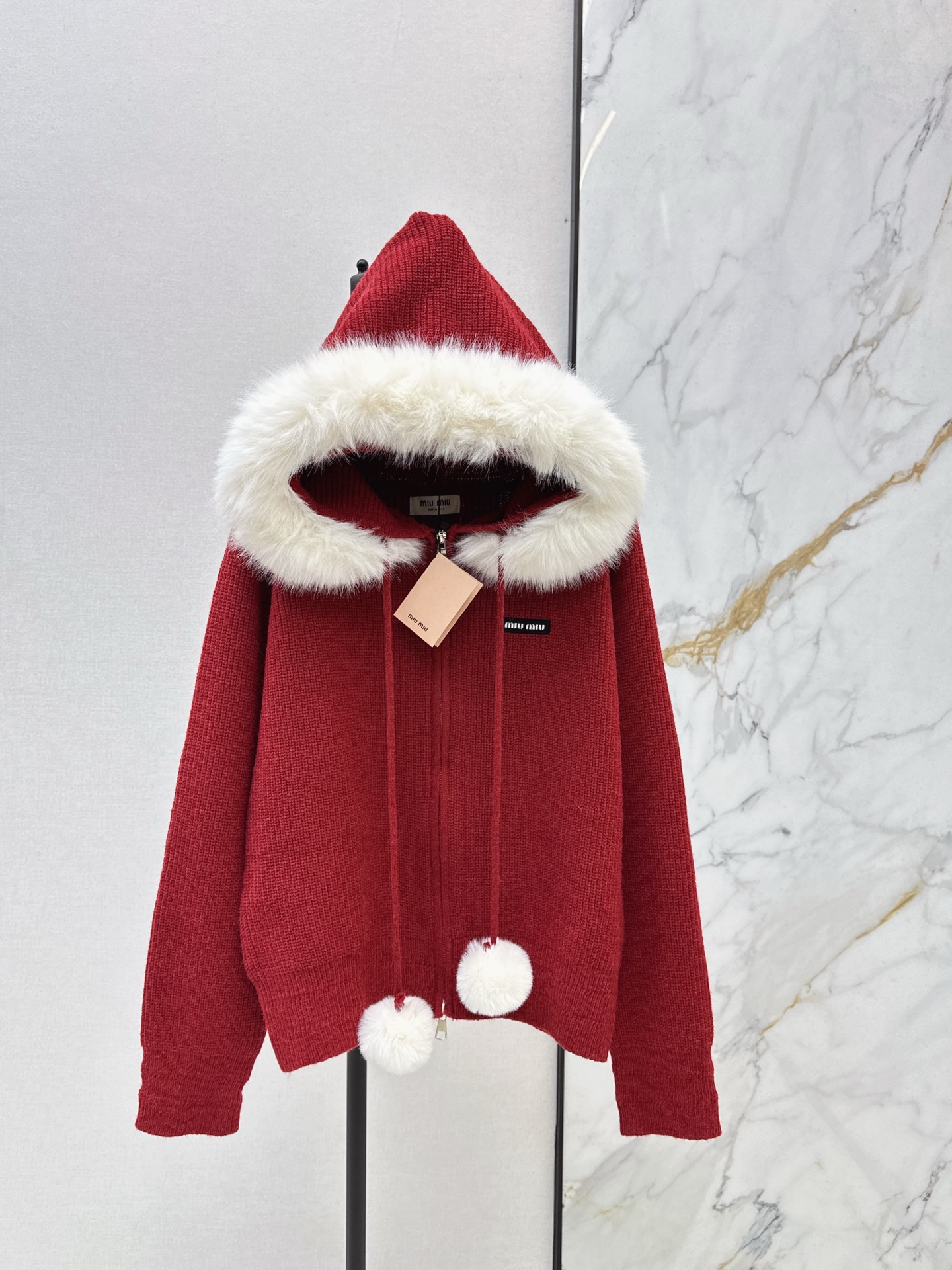 NO:663936,Exclusive model ~ Miu 25Ss - the latest autumn and winter contrasting color fur collar decorated hooded cardigan. Who knows the tenderness of winter is given by this plush hoodie ~ This knitted cardigan will hit the girl's heart. The creamy off-white + Christmas red. Both colors are aesthetically pleasing. The large hooded fur collar is soft and close to the face ~ ~ The fur balls on the huge comfortable drawstring directly increase the cuteness!  Soft knitted fabric, warm and not bulky, gentle and age-reducing, available in one color, sml,,miumiu,hats, 19860909独家款～ Miu 25Ss————秋冬最新款撞色毛领装饰连帽开衫冬天的温柔是这件毛绒连帽衫给的谁懂啊～ 一整个被这件针织开衫戳中少女心 奶fufu的米白＋圣诞红 两个颜色都长在审美上连帽的大毛领软乎乎的 贴脸rua ～～巨舒服抽绳上的毛球直接把可爱值拉满！ 软乎乎的针织面料 保暖又不臃肿 温柔又减龄 一色现货发售sml,,miumiu,hats, ,Women's clothing