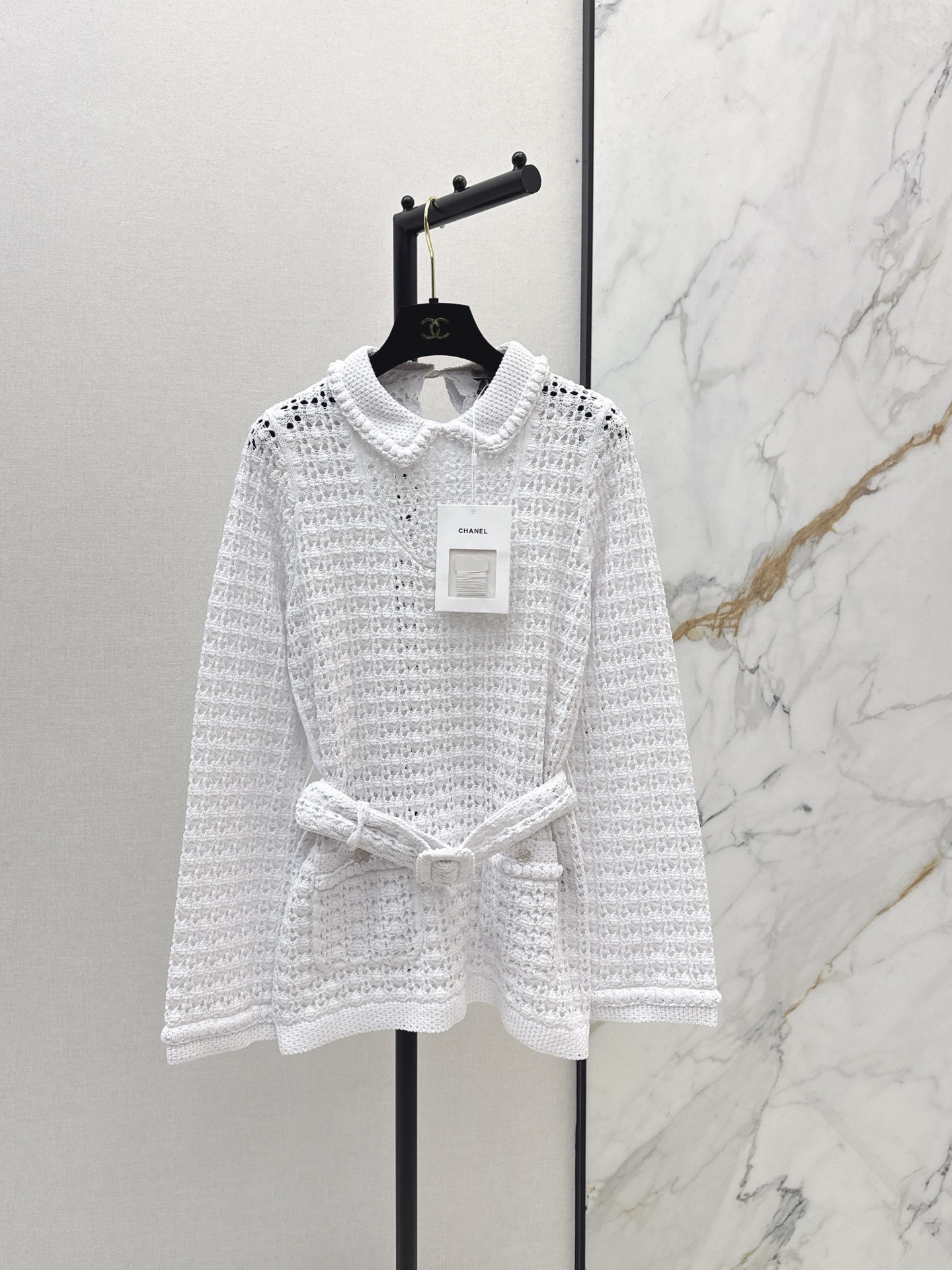 NO:663926,C Home 26Ss——Early spring latest hollow belt lapel sweater limited holiday series Doll collar design Three-dimensional hollow crochet knitting technology Exquisite and elegant unique cotton blended yarn Comfortable, skin-friendly and breathable Belt waist version The upper body looks slim and elegant Delivery cloth bag One color ready for sale sml,,chanel, 19860909C家 26Ss———早春最新款镂空腰带翻领针织衫限定度假系列 娃娃领设计 立体镂空钩针编织工艺 精致优雅独特 棉质混纺纱线 舒适亲肤透气 腰带收腰版型 上身显瘦又气质 配送布袋 一色现货发售sml,,chanel, ,Women's clothing