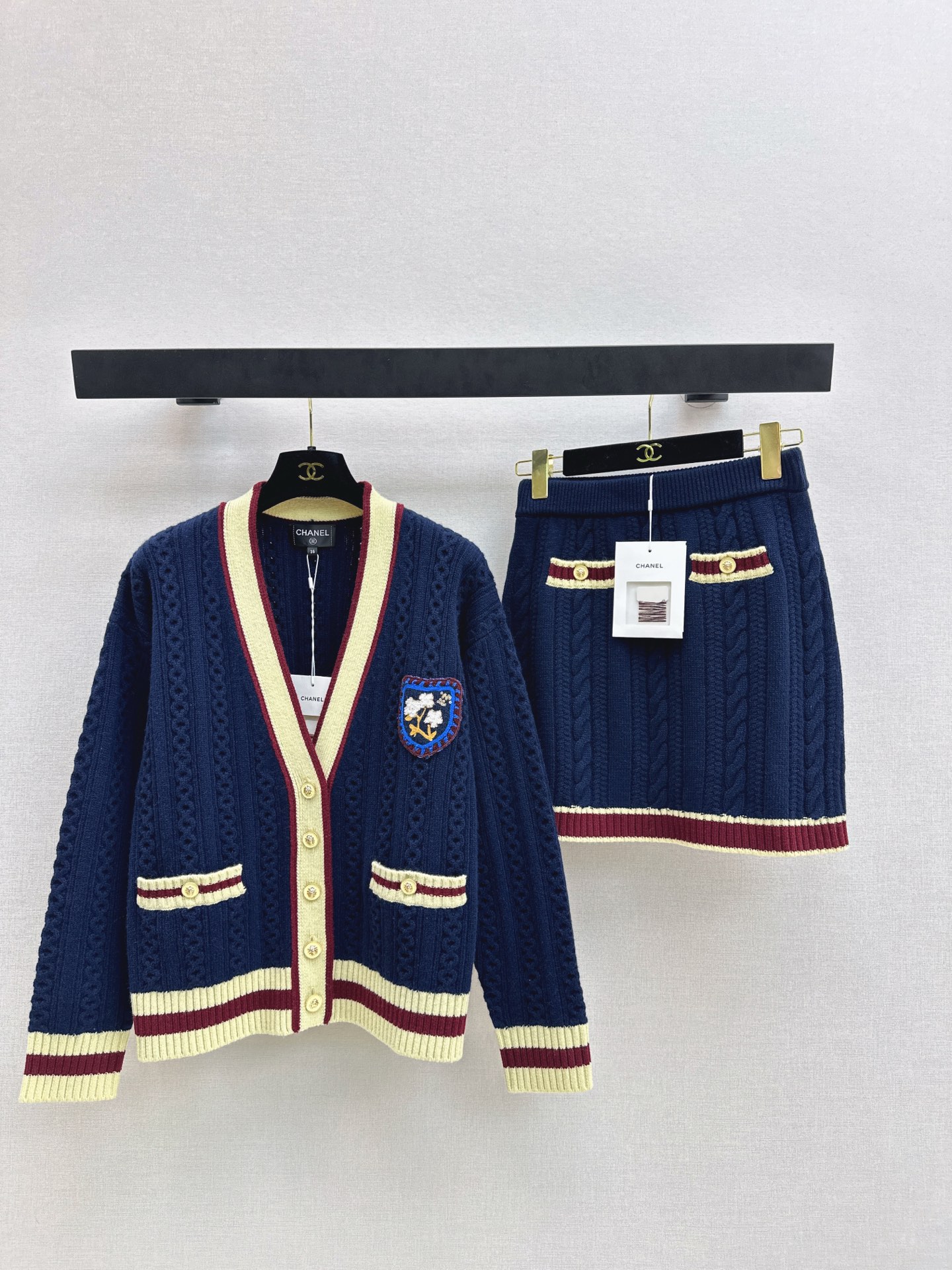 NO:663921,Jacket and skirt high version GD same style C home 26Ss————Early spring latest college style cable knit cardigan + skirt. Made of high quality cotton cashmere blend, soft and warm, full of retro college style. The embroidery on the chest is very recognizable. The V-neck design modifies the neck line. It is great to wear alone or layered. Suitable for a variety of body types. Easily create an elegant casual style~ Recommended to match. One color ready for sale sml,,chanel,skirts,jackets &  coats, 19860909外套 半裙高版本 GD同款C家 26Ss————早春最新款学院风绞花针织开衫+半裙 采用高品质棉羊绒混纺 柔软又保暖 复古学院风满满 胸前徽章刺绣超有辨识度 V领设计修饰颈部线条 单穿或叠搭都很出彩 适合多种身材 轻松打造优雅休闲风格～ 推荐一套搭配 一色现货发售sml,,chanel,skirts,jackets & coats, ,Women's clothing