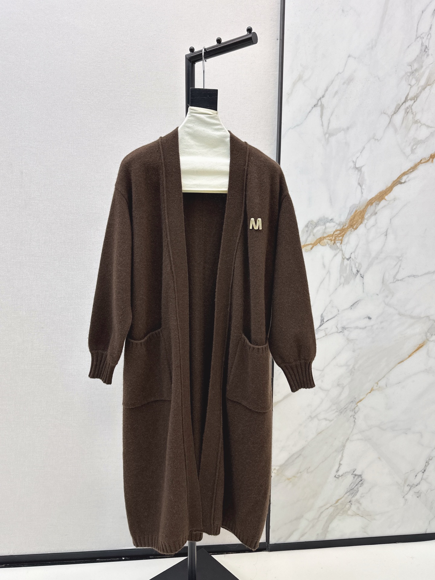 NO:663890,Exclusive model ~ Max 25Ss - the latest lazy style wool suit for autumn and winter, loose silhouette long cardigan + turtleneck bottoming sweater + elastic waist wool pants. Customized 100% thickened worsted wool yarn fabric. Simple and elegant lazy version. Durable. Warmth and appearance are both online.  !  Super stretchy and not flattering on your figure. Three colors ready for sale. sml, sweaters,  19860909独家款～ Max 25Ss———秋冬最新款慵懒风羊毛套装宽松廓形长款开衫+高领打底毛衣+松紧腰羊毛裤 定制的百分百加厚精纺羊毛纱线面料 简约大气慵懒版型 经久耐穿 保暖度和颜值却都在线～～最实穿百搭的精品 秋冬打底叠穿日常高级！！超大弹力不挑身材 三色现货发售sml,,sweaters, ,Women's clothing