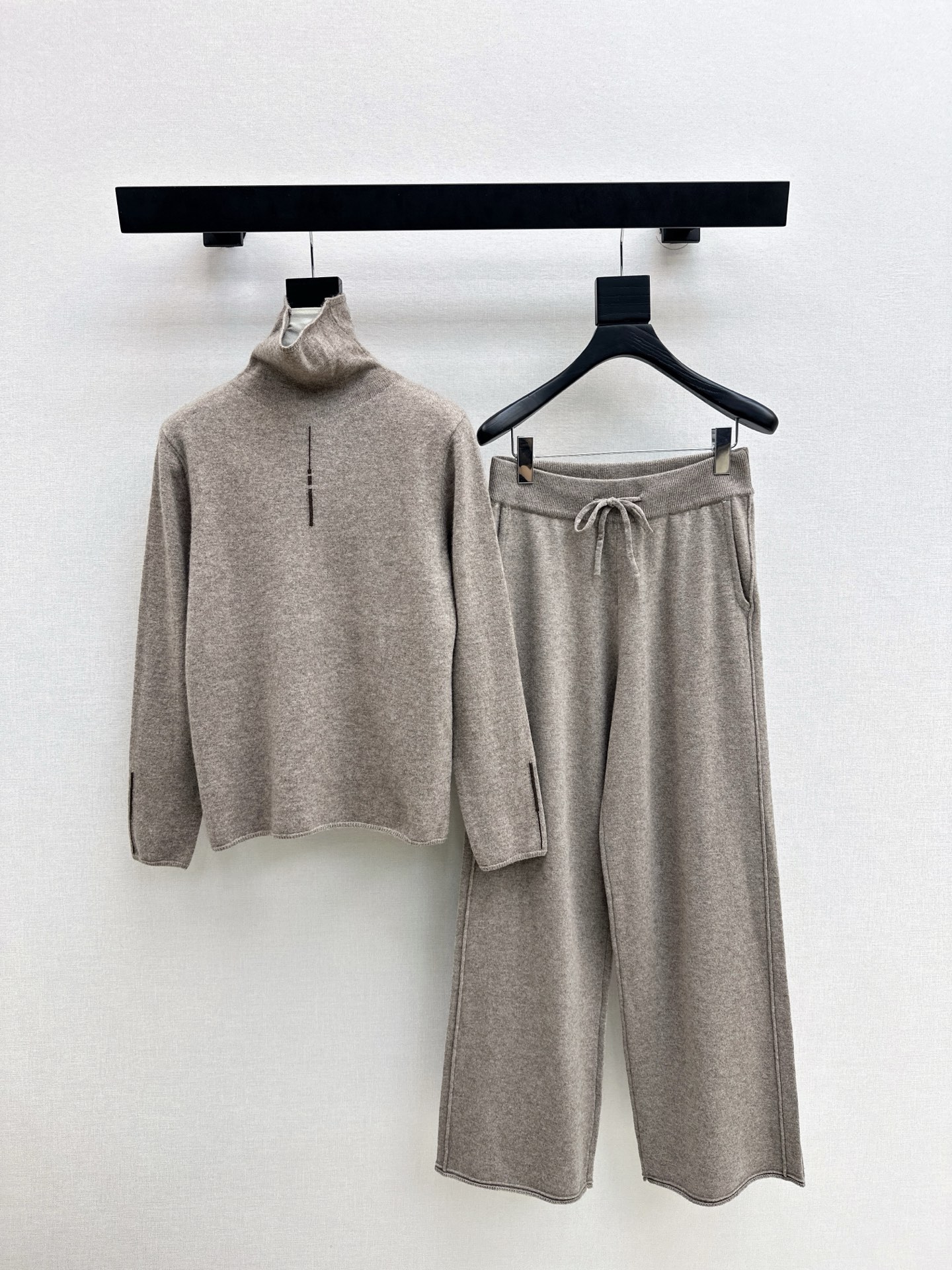 NO:663932,Exclusive model ~ Max 25Ss - the latest lazy style wool suit for autumn and winter, loose silhouette long cardigan + turtleneck bottoming sweater + elastic waist wool pants. Customized 100% thickened worsted wool yarn fabric. Simple and elegant lazy version. Durable. Warmth and appearance are both online.  !  Super stretchy and not flattering on your figure. Three colors ready for sale. SML set, sweaters,  19860909独家款～ Max 25Ss———秋冬最新款慵懒风羊毛套装宽松廓形长款开衫+高领打底毛衣+松紧腰羊毛裤 定制的百分百加厚精纺羊毛纱线面料 简约大气慵懒版型 经久耐穿 保暖度和颜值却都在线～～最实穿百搭的精品 秋冬打底叠穿日常高级！！超大弹力不挑身材 三色现货发售sml 套,,sweaters, ,Women's clothing