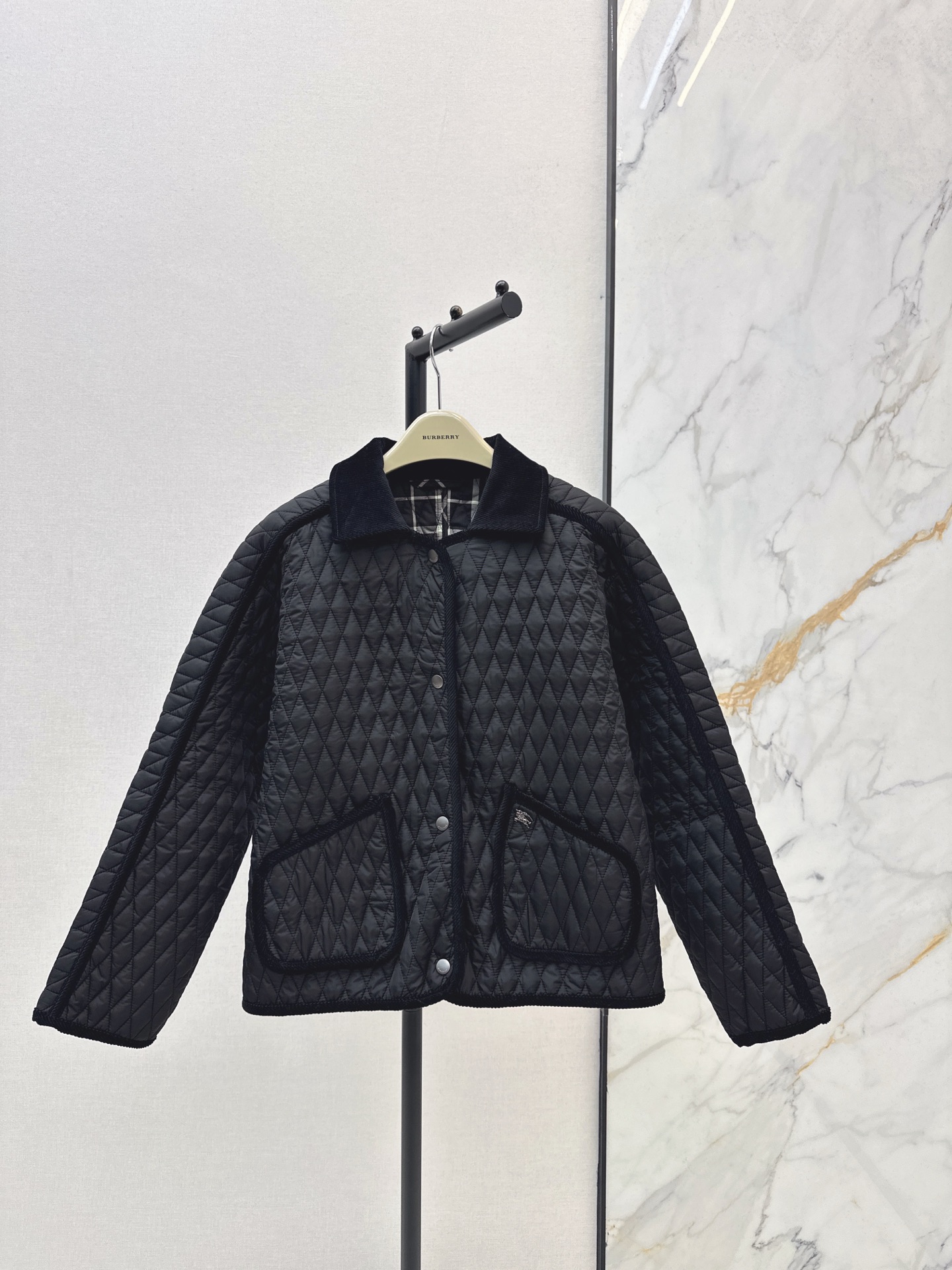 NO:663920,Recommended hot items: Bur 25Ss————The latest diamond quilted quilted jacket for autumn and winter, contrasting color corduroy collar design, short cotton jacket, low-key and fashionable lining, Vintage retro plaid, imported machine-pressed stitching technology, raglan sleeve design, H short version, interpretation of autumn and winter layering style, warm weapon, British style, versatile and handsome, light and warm fabrics, imported machine gaps, customized equestrian hardware logo button accessories, perfect  Three colors ready for sale sml,,burberry,jackets & coats, 19860909爆单款推荐 Bur 25Ss————秋冬最新款菱形绗缝夹棉外套撞色灯芯绒领设计短款棉服 低调又时髦内衬Vintage 复古格纹 进口机压线格工艺 插肩袖设计 H短款版型演绎秋冬叠搭造型保暖神器 英伦风百搭又帅气 轻盈保暖面料 进口机缝隙 定制马术五金logo纽扣配件完美 三色现货发售sml,,burberry,jackets & coats, ,Women's clothing