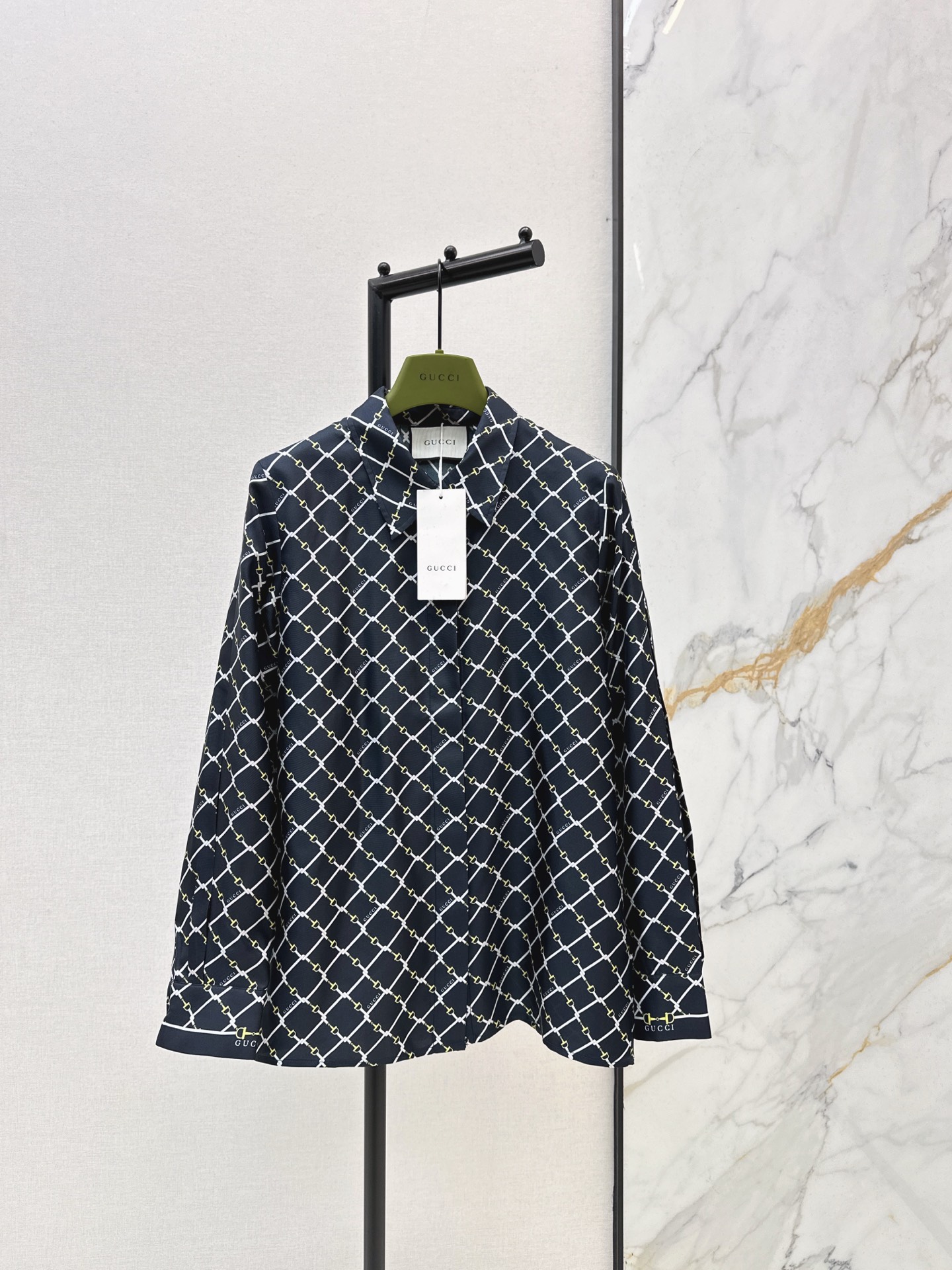 NO:664922,Gu 26Ss————The latest spring and summer GG saddle button plaid printed silk shirt, 100% silk twill fabric. Positioned floral tailoring technology. Temperament small lapels, classic version, the upper body is slimming. Elegant, fashionable and high-end tone. A must-have artifact for Bai Fumei. Positioned pattern version is versatile and not picky. Highly recommended for personal use. One color ready for sale smlxl,,shirts,real silk, 19860909Gu 26Ss————春夏最新款GG马鞍扣格纹印花真丝衬衫百分百真丝斜纹绸面料 定位对花剪裁工艺 气质小翻领经典版型上身巨显瘦 优雅时髦又高级的调调 白富美必备神器 定位花裁版型百搭不挑人 强烈推荐自留款 一色现货发售smlxl,,shirts,real silk, ,Women's clothing