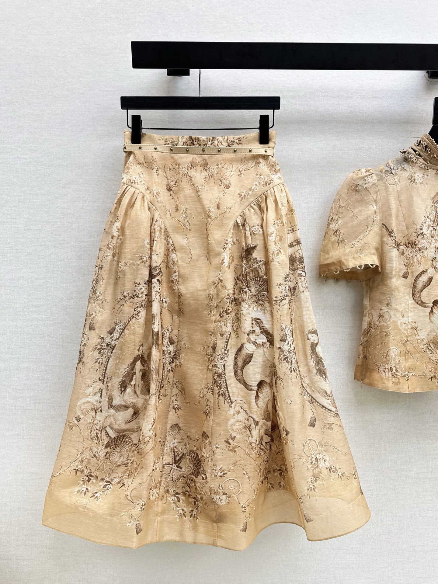 NO:664878,Zim 26Ss - the latest early spring vacation series romantic suit floral shirt + belted high-waisted skirt. Original custom-made heavy silk linen fabric. Palace style age-reducing girl style. The upper body is so beautiful that you don't want it. Fairy and elegant white and rich beauty must-have items. One color ready for sale smlxl,,skirts,shirts,real silk, 19860909Zim 26Ss———早春最新款度假系列浪漫套装碎花衬衫+腰带高腰半裙 原版定制重磅真丝亚麻面料 宫廷风减龄少女风 上身美的不要不要的 仙气优雅的白富美必备单品 一色现货发售smlxl,,skirts,shirts,real silk, ,Women's clothing