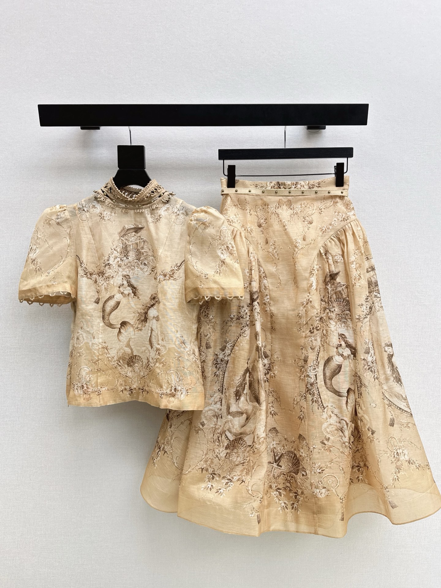 NO:664870,Zim 26Ss - the latest early spring vacation series romantic suit floral shirt + belted high-waisted skirt. Original customized heavy silk linen fabric. Palace style for age-reducing girls. Beautiful upper body. Fairy and elegant white and rich beauty must-have items. One color ready for sale on smlxl,,skirts,shirts,real silk, 19860909Zim 26Ss———早春最新款度假系列浪漫套装碎花衬衫+腰带高腰半裙 原版定制重磅真丝亚麻面料 宫廷风减龄少女风 上身美的不要不要的 仙气优雅的白富美必备单品 一色现货发售smlxl 上,,skirts,shirts,real silk, ,Women's clothing