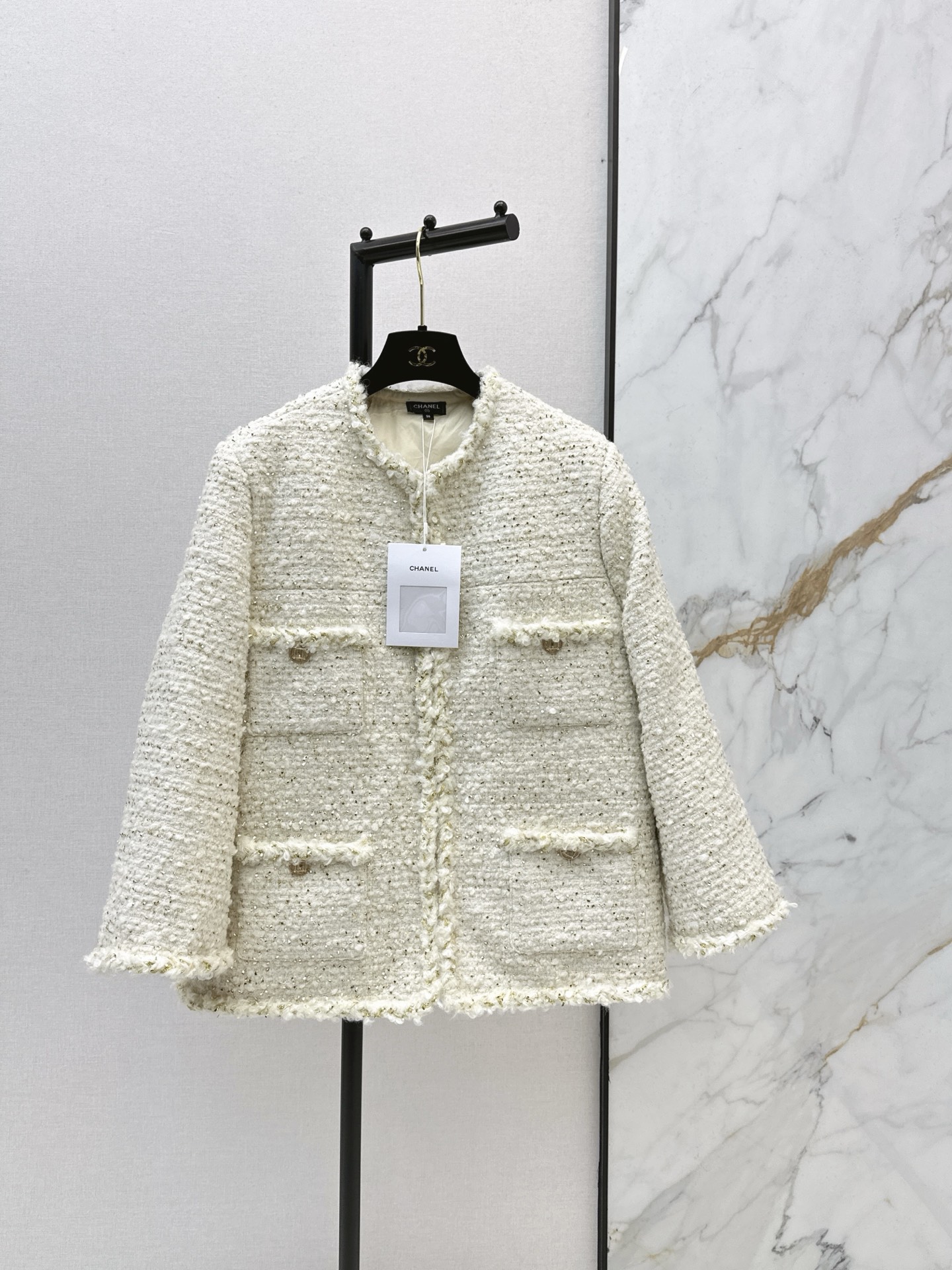 NO:664863,Comes with dust bag C Home 25Ss————The latest style of Xiaoxiangfeng woven woolen down woven jacket in autumn and winter. Beautiful high-end woven fabric in real life. The three-dimensional texture is full of exquisiteness. 90 white duck down filling. It is fashionable, elegant and warm. The upper body has a noble temperament. The customized three-dimensional tailoring version is very slim. It is practical and good-looking. It is a must-have for rich families. Delivered dust bag. One color ready for sale sml,,chanel,jackets &  coats,down jacket, 19860909配防尘袋C家 25Ss————秋冬最新款小香风编织粗纺羽绒编织外套 绝美高级编织面料实物超美 立体肌理感精致感满满 90白鸭绒填充 时髦优雅与保暖度都在线 上身自带一种高贵气质 定制立体剪裁版型巨显瘦 实穿度高颜值也更高 富家千金必备 配送防尘袋 一色现货发售sml,,chanel,jackets & coats,down jacket, ,Women's clothing