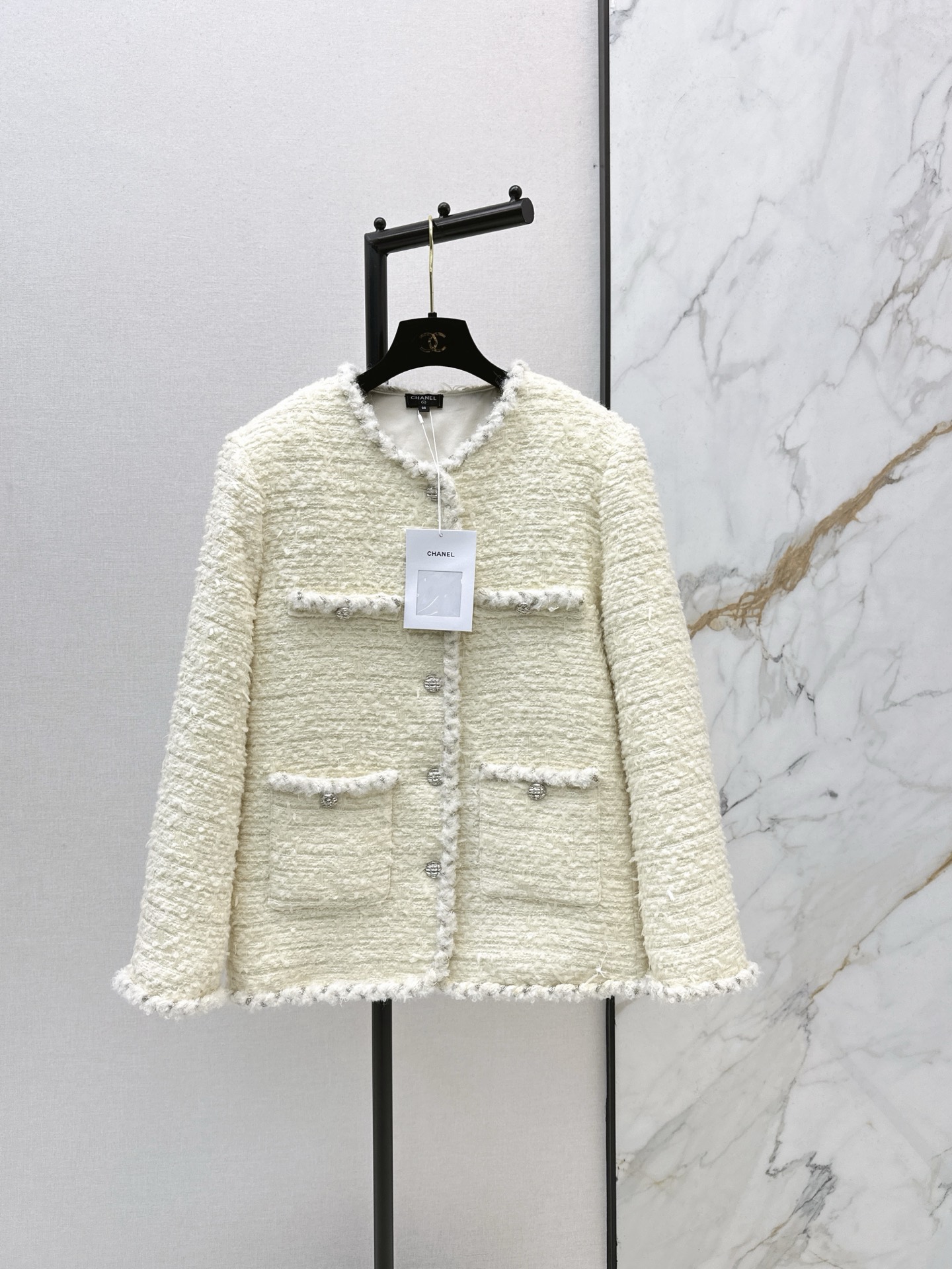 NO:664858,Comes with dust bag C Home 25Ss————The latest style of Xiaoxiangfeng woven woolen down woven jacket in autumn and winter. Beautiful high-end woven fabric in real life. The three-dimensional texture is full of exquisiteness. 90 white duck down filling. It is fashionable, elegant and warm. The upper body has a noble temperament. The customized three-dimensional tailoring version is very slim. It is practical and good-looking. It is a must-have for rich families. Delivered dust bag. One color ready for sale sml,,chanel,jackets &  coats,down jacket, 19860909配防尘袋C家 25Ss————秋冬最新款小香风编织粗纺羽绒编织外套 绝美高级编织面料实物超美 立体肌理感精致感满满 90白鸭绒填充 时髦优雅与保暖度都在线 上身自带一种高贵气质 定制立体剪裁版型巨显瘦 实穿度高颜值也更高 富家千金必备 配送防尘袋 一色现货发售sml,,chanel,jackets & coats,down jacket, ,Women's clothing