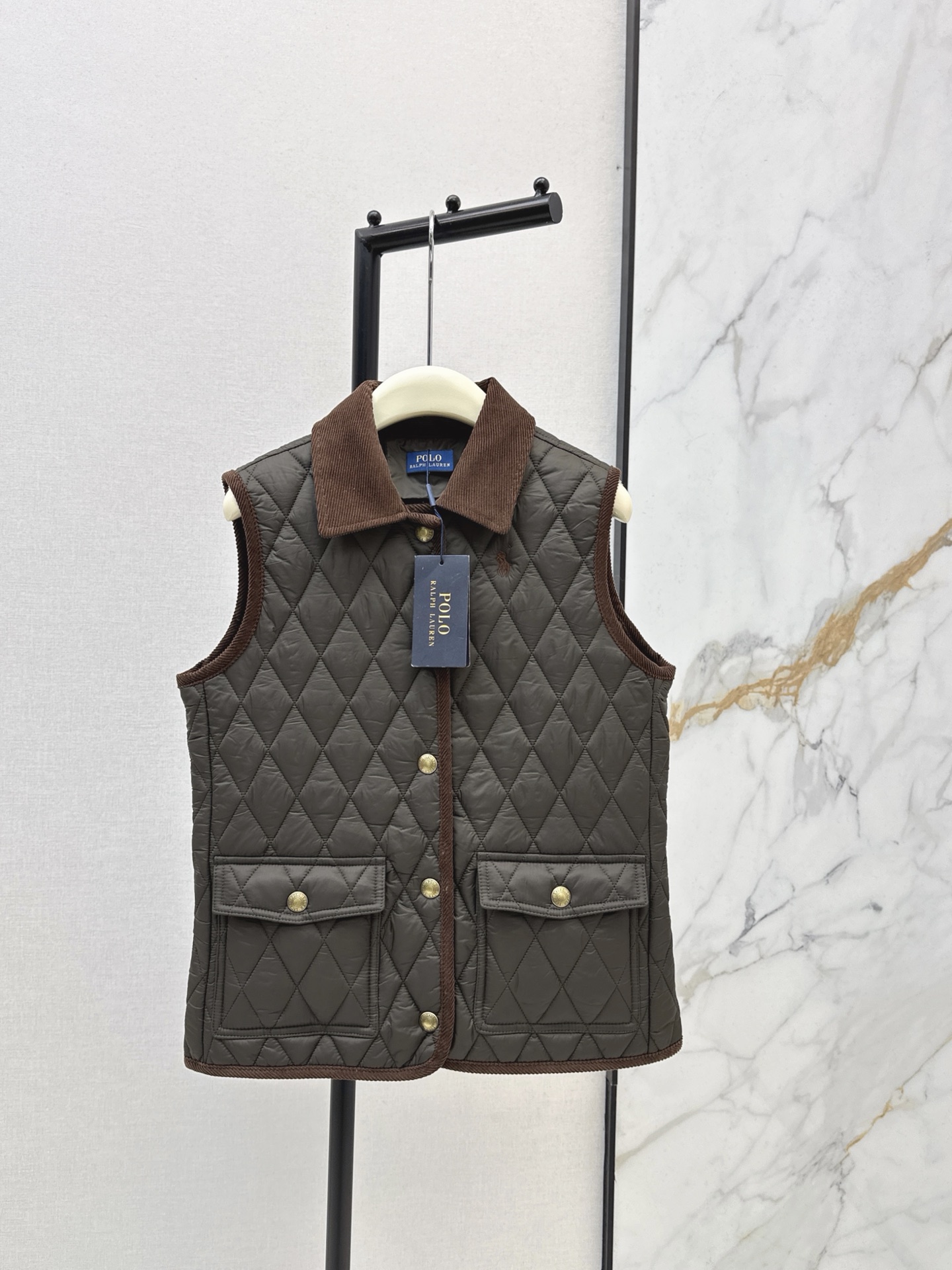 NO:664994,Exclusive model ~ RL 25Ss————The latest retro pony pattern embroidered cotton vest jacket for autumn and winter. A classic style that you can wear with your eyes closed. The stitching process is matched with corduroy trim. It is full of details. It is easy to keep warm and has zero burden. The upper body is slimmer and the legs are longer. It is easy to match. Two colors are available in stock. sml,, jackets & coats,  19860909独家款～ RL 25Ss————秋冬最新款复古小马图案刺绣棉服马甲外套 闭眼入的经典款 洐缝工艺搭配灯芯绒镶边 细节感满满 轻松保暖零负担 上身就是显瘦显腿长 很好搭配 两色现货发售sml,,jackets & coats, ,Women's clothing