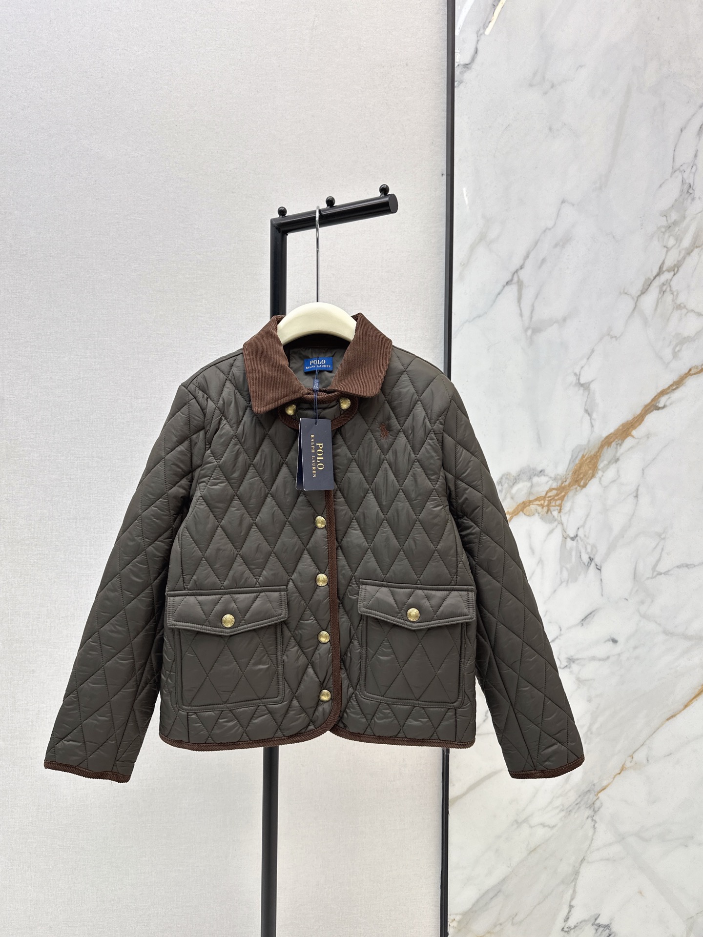 NO:664983,Recommended hot item: RL 25Ss————The latest retro and high-end cotton jacket in autumn and winter. A classic style that you can wear with your eyes closed. The stitching process is matched with corduroy trim. Full of details. Easy to keep warm and zero burden. Short H-cut. With adjustable back design. The upper body is slimmer and the legs are longer. It matches well. Two colors are available now. sml,, jackets & coats,  19860909爆单款推荐 RL 25Ss————秋冬最新款复古即高级棉服外套 闭眼入的经典款 洐缝工艺搭配灯芯绒镶边 细节感满满 轻松保暖零负担 短款H版型剪裁 搭配后背可调节设计 上身就是显瘦显腿长 很好搭配 两色现货发售sml,,jackets & coats, ,Women's clothing