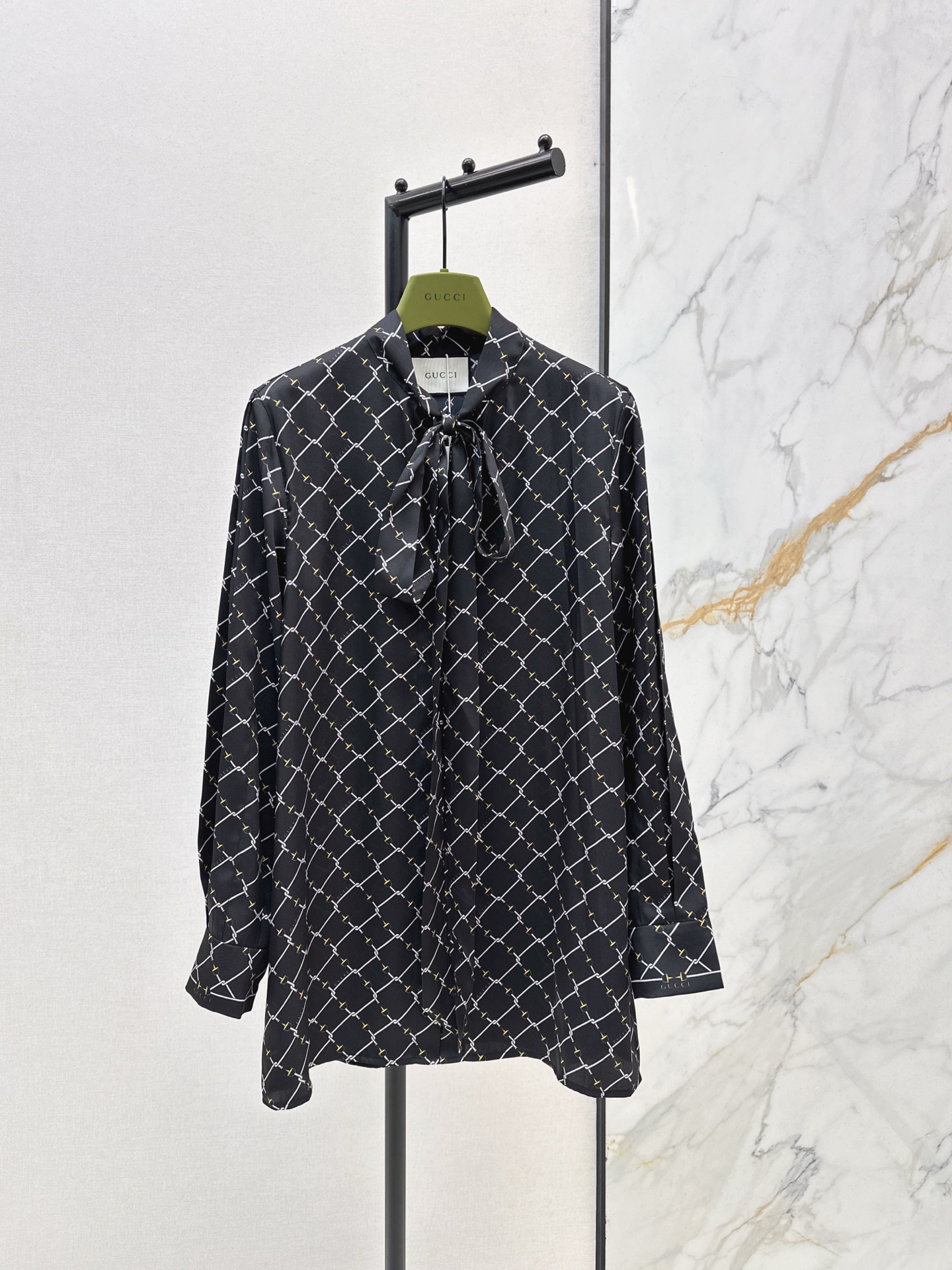 NO:665750,Gu 26Ss - the latest mid-length shirt with ribbons in early spring. Imported twill thick material. Delicate texture and comfortable to wear. Mid-length silhouette shirt. Ribbons hanging down in front of the collar. The bow shape is more sweet and elegant. The whole body is diagonally intertwined. The horsebit belt outlines the rhombus distribution pattern. Relaxed and simple, presenting a casual and free style. One color ready for sale. smlxl,, shirts,  19860909Gu 26Ss———早春最新款飘带中长款衬衫 进口斜纹稠材质 质感细腻穿搭舒适 中长款廓形衬衣版型 领前飘带垂落 蝴蝶结造型更显甜美贵气 通体斜分交织线条 马衔扣带勾勒出菱格分布图案 松弛简约 呈现随性自由的穿搭风格 一色现货发售smlxl,,shirts, ,Women's clothing