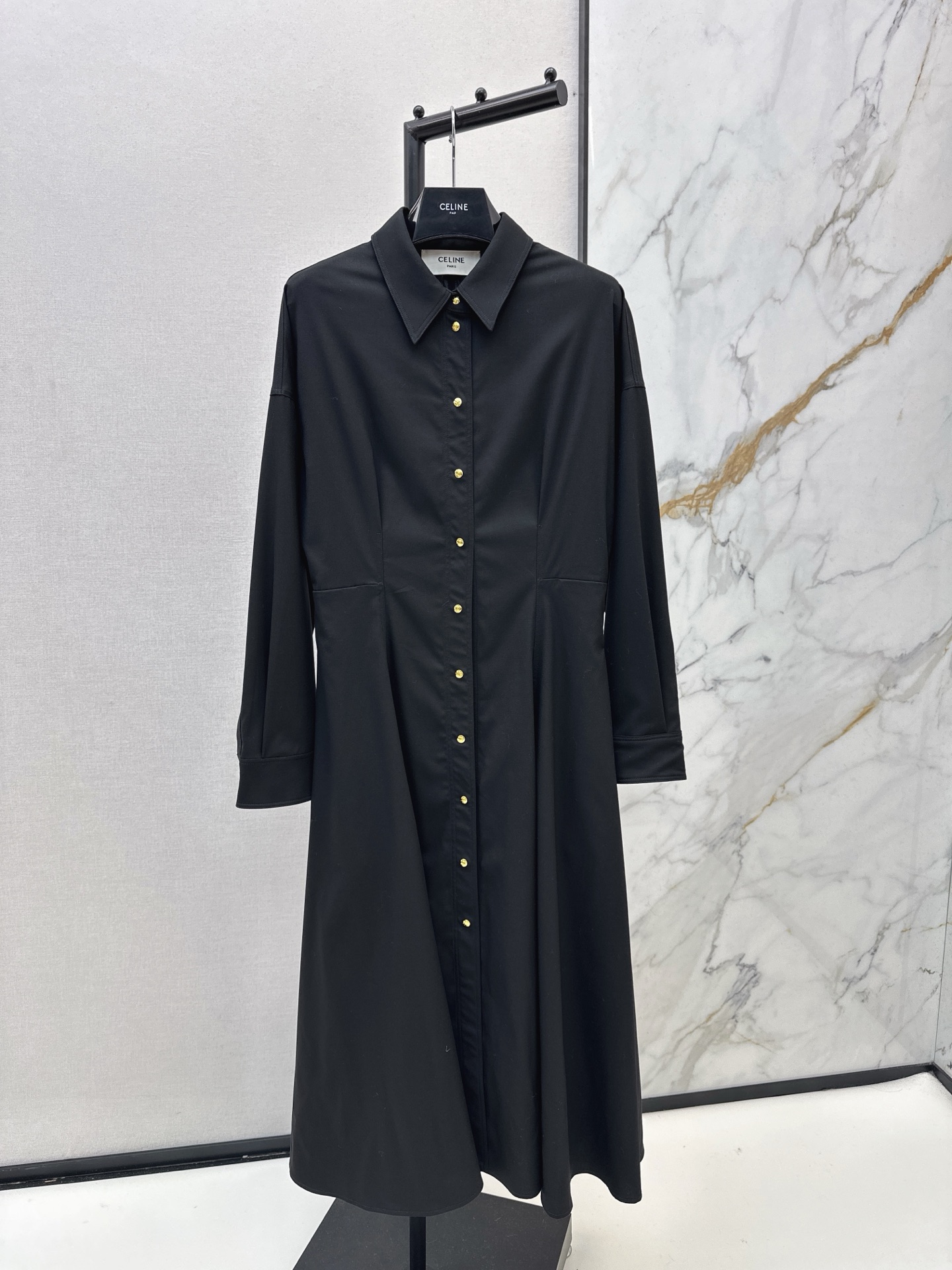 NO:665745,Ce 26Ss————The latest long classic black shirt dress for autumn and winter is made of 100% wool custom-made fabrics. It has simple lapels and eye-catching gold hardware concealed button design. It is matched with waist pleats and A-line skirt. It easily outlines elegant lines and shows a perfect temperament in every gesture. The overall tailoring is neat and the style is high-end and versatile. Whether commuting or dating, it can present a low-key and exquisite sense of fashion. One color ready for sale sml, skirts, shirts,  19860909Ce 26Ss————秋冬最新款长款经典黑色衬衫连衣裙采用百分百羊毛定制面料 简约翻领与醒目金色五金暗扣设计 搭配腰间褶皱与A字裙摆 轻松勾勒优雅线条 举手投足间尽显大气完美气质 整体剪裁利落 风格高级百搭 无论是通勤或约会能呈现低调而精致的时髦感 一色现货发售sml,,skirts,shirts, ,Women's clothing