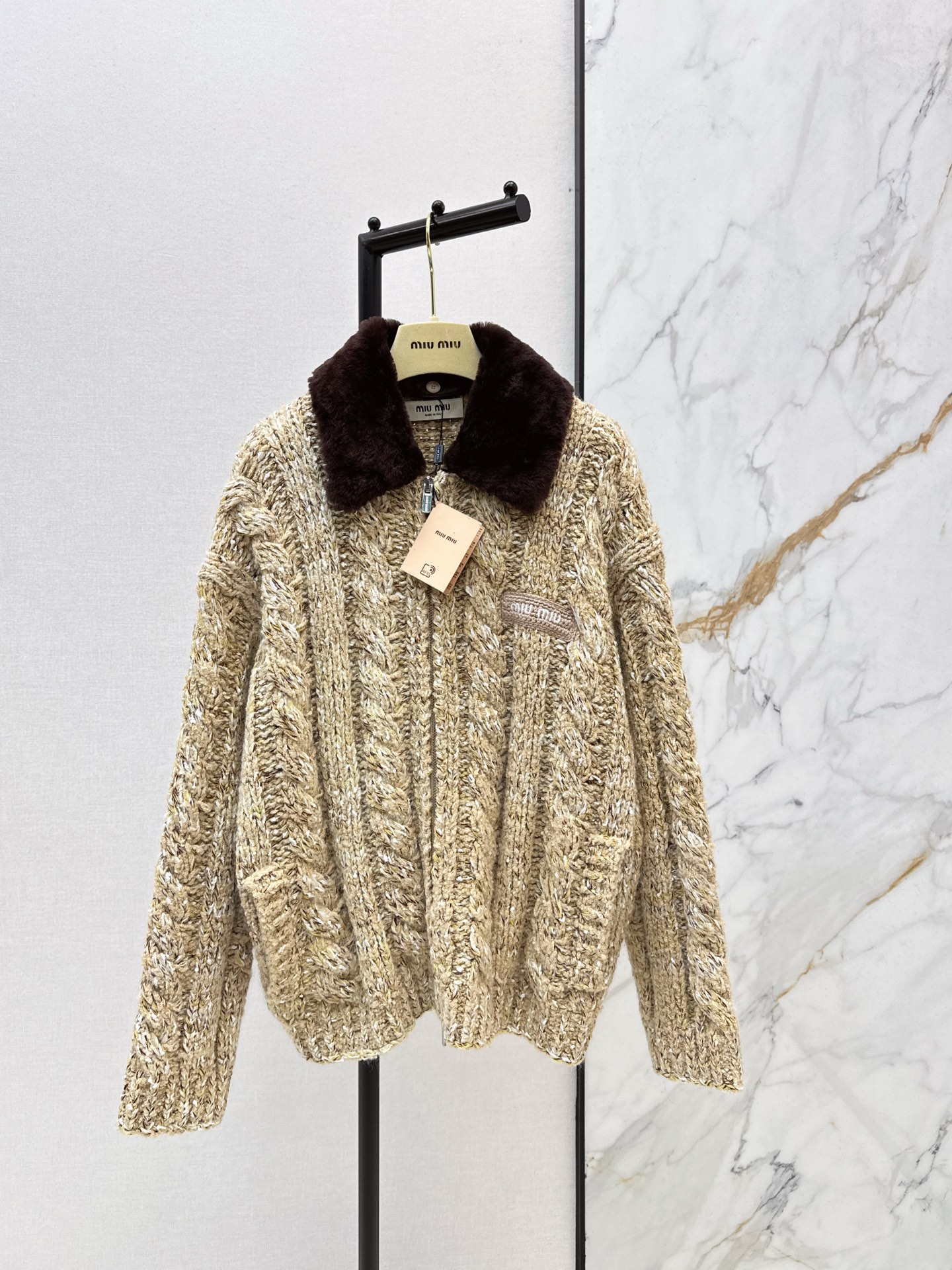 NO:665759,Miu 25Ss, the latest furry lapel snowflake dot zipper cardigan jacket for autumn and winter, is made of custom-made wool yarn. Delicate and soft, full of elasticity. Exquisite hooded zipper cardigan style. The whole body is crocheted with delicate texture. Snowflake dots are staggered. The pitted elastic thread binding is matched with the three-dimensional letter logo on the chest. Full details. Basic style with warm thickness. Retro college style. Fashionable and age-reducing for different seasons. Daily wear.  One color ready for sale sml,,miumiu,jackets & coats,hats, 19860909缪系少女穿搭 Miu 25Ss————秋冬最新款毛茸茸翻领雪花彩点拉链开衫外套定制羊毛纱线织造 细腻柔软 弹力十足 精致连帽拉链开衫版型 通体以细腻纹理钩织 雪花点状交错分布 坑条弹力螺纹包边 搭配胸口立体字母徽标 细节满分 基础款式配合保暖厚度 复古学院风格 换季穿搭时髦减龄 日常随意驾驭 一色现货发售sml,,miumiu,jackets & coats,hats, ,Women's clothing