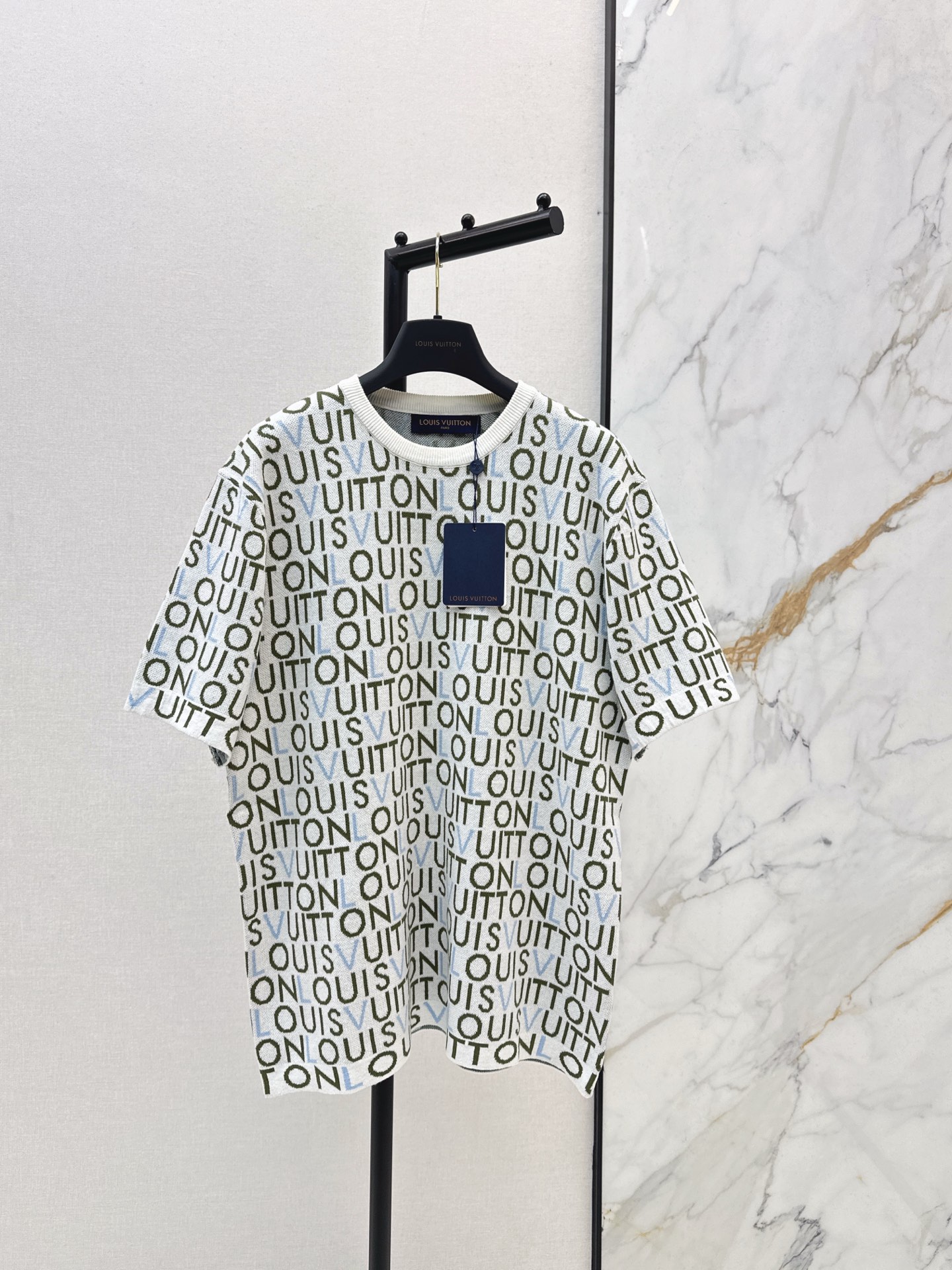 NO:665754,The same style for men and women. Highly recommended. Ljia 26Ss————The latest Monogram letter jacquard round neck knitted T-shirt in early spring. Heavy industry positioning and three-dimensional contrasting intarsia technology throughout the fashionable and high-end sense. Sporty atmosphere, classic wide version, fashionable and advanced. White and rich beauty must buy. Not picky about the upper body and slimming. Highly recommended items. One color ready for sale sml, louis vuitton, tees, t-shirt,  19860909男女同款 爆单推荐 L家 26Ss————早春最新款Monogram字母提花圆领针织T恤重工定位立体撞色嵌花工艺贯穿时髦高级感 运动气息经典宽版版型时髦又高级 白富美必入 不挑人上身巨显瘦 强烈推荐单品 一色现货发售sml,,louis vuitton,tees，t-shirt, ,Women's clothing