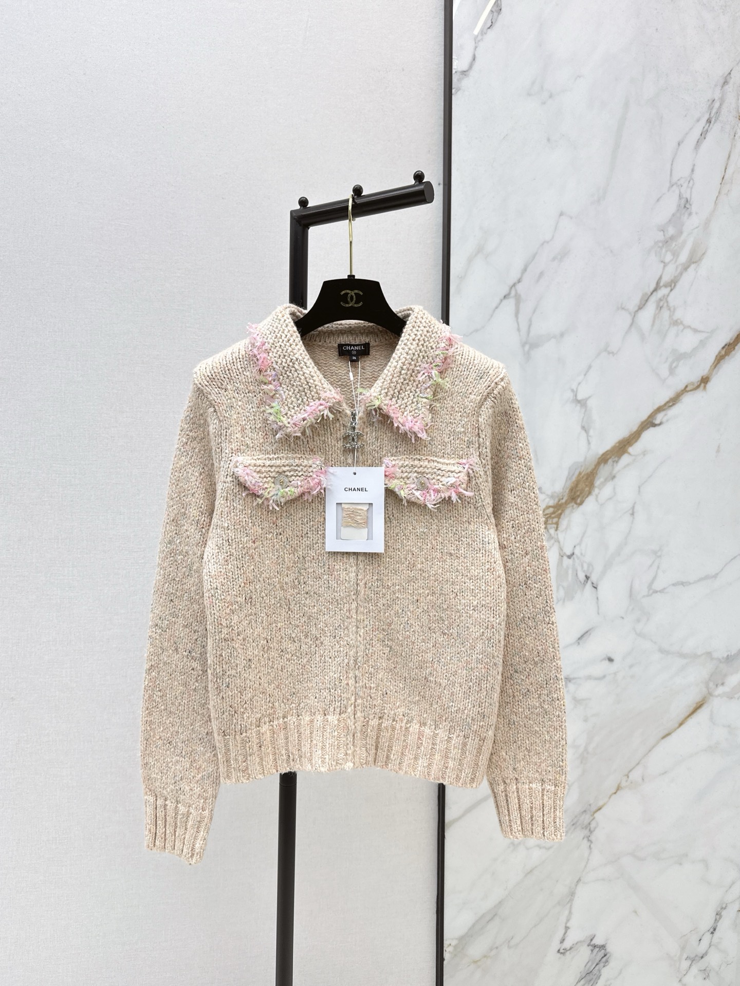 NO:665749,Exclusive model C Home 26Ss——Early spring’s latest Vintage contrasting tassel-edged lapel cardigan is suitable for different temperaments. The contrasting tasseled edge is full of exquisite details. The minimalist lapel style combines girlishness and elegance. The upper body is more aura. A sweet and elegant formula that unlocks all-season high-end luxury wear ~ One color ready for sale sml,,chanel, 19860909独家款 C家 26Ss————早春最新款Vintage撞色流苏边装饰翻领开衫适配不同气质 撞色流苏边藏满精致细节 极简翻领随身版型兼顾少女感与优雅 上身更显气场 一条解锁全季高奢穿搭的甜雅公式～一色现货发售sml,,chanel, ,Women's clothing