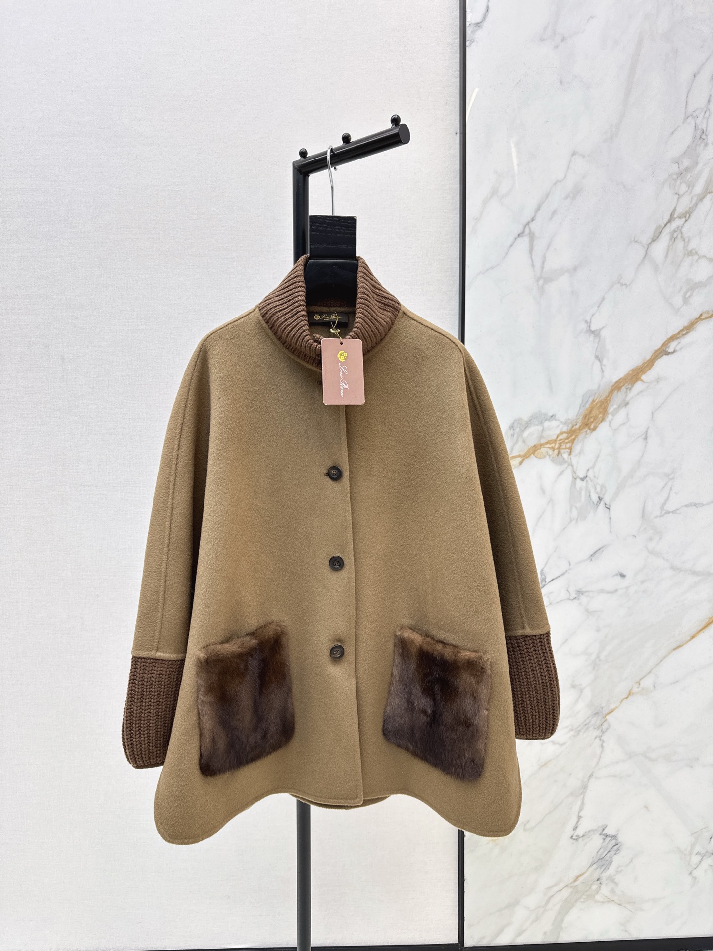 NO:665744,Fashionable and retro with dust bag ~ LP 25Ss————The latest autumn and winter mink fur collar, pocket stand collar wool jacket, customized wool cashmere fabric, British style retro online, very high-end and easy to control, old money and fashionable, H straight cut version, it is a version that is not picky and can be worn with a sense of elegance, atmosphere online, one color available in stock, one size fits all, loro piana, jackets & coats,  19860909配防尘袋时髦复古～LP 25Ss————秋冬最新款水貂毛领口袋立领羊毛外套定制的羊毛羊绒面料 英伦风复古在线 很高级又不难驾驭 老钱又时髦 H直筒剪裁版型 属于不挑人又能穿出气质感的版型 氛围感在线 一色现货发售均码,,loro piana,jackets & coats, ,Women's clothing