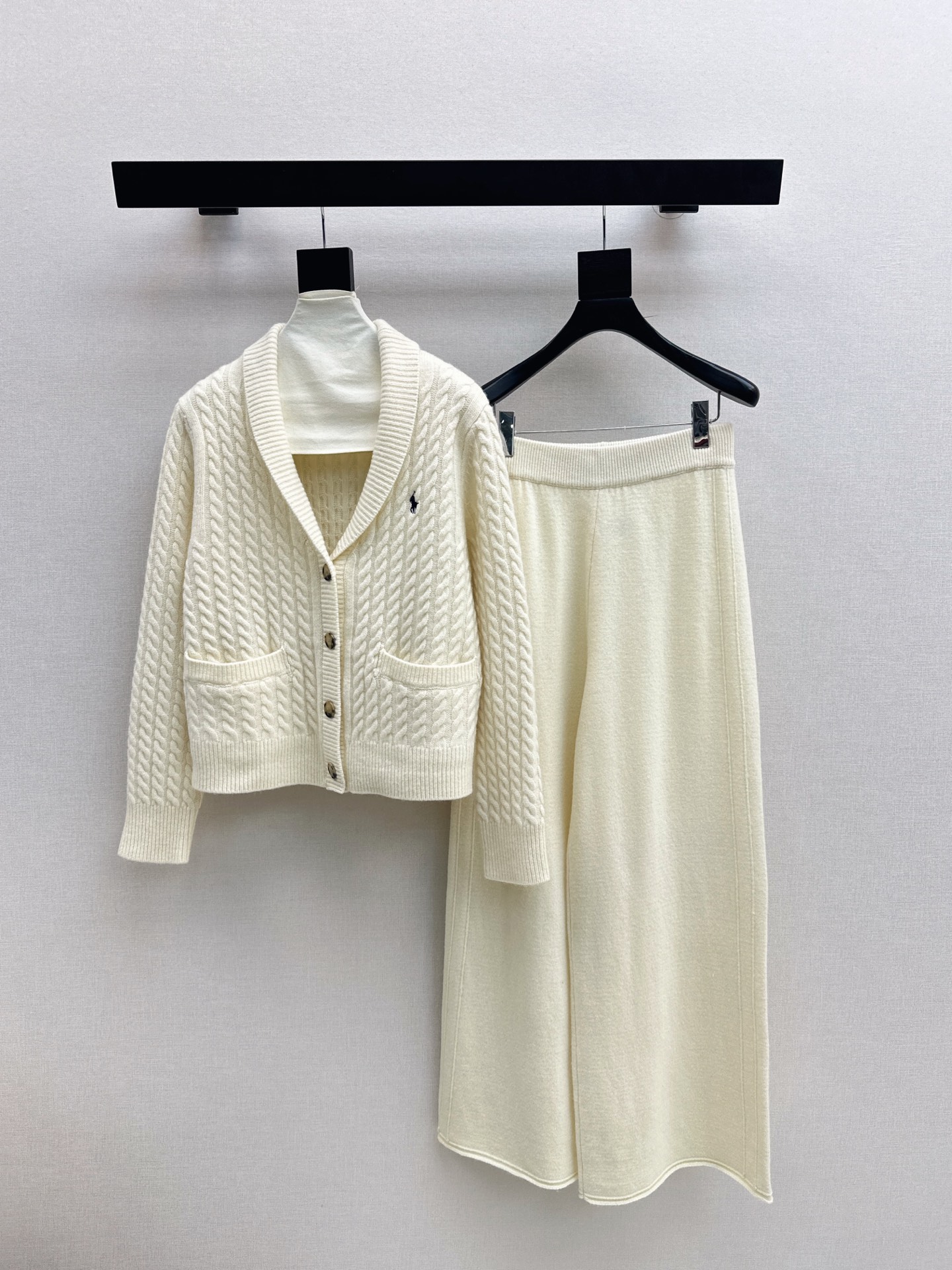 NO:665731,Exclusive model ~ RL 26Ss - the latest knitted suit for early spring. V-neck twist cardigan + elastic waist straight pants. Exquisite beauty. The overall feeling is simple and elegant. When paired together, it will give you a gentle, beautiful and moving feeling. The color and pattern are impeccable. A must-have set for lazy people. It will look good no matter how you wear it. The texture of the fabric is superb. It is made of custom-made wool fabrics. The fabrics are in place. One set is available. Four colors are on sale now. sml,,  19860909独家款 ～ RL 26Ss———早春最新款针织套装 V领麻花开衫+松紧腰直筒裤 精致美感 整体给人感觉特别的简约大气 一套搭配起来给你人一种温柔美丽动人的感觉 颜色跟版型都无可挑剔 懒人必备一套怎么搭都好看 面料质感一绝 采用的是定制羊毛面料 面料很到位 一套出 四色现货发售sml,, ,Women's clothing