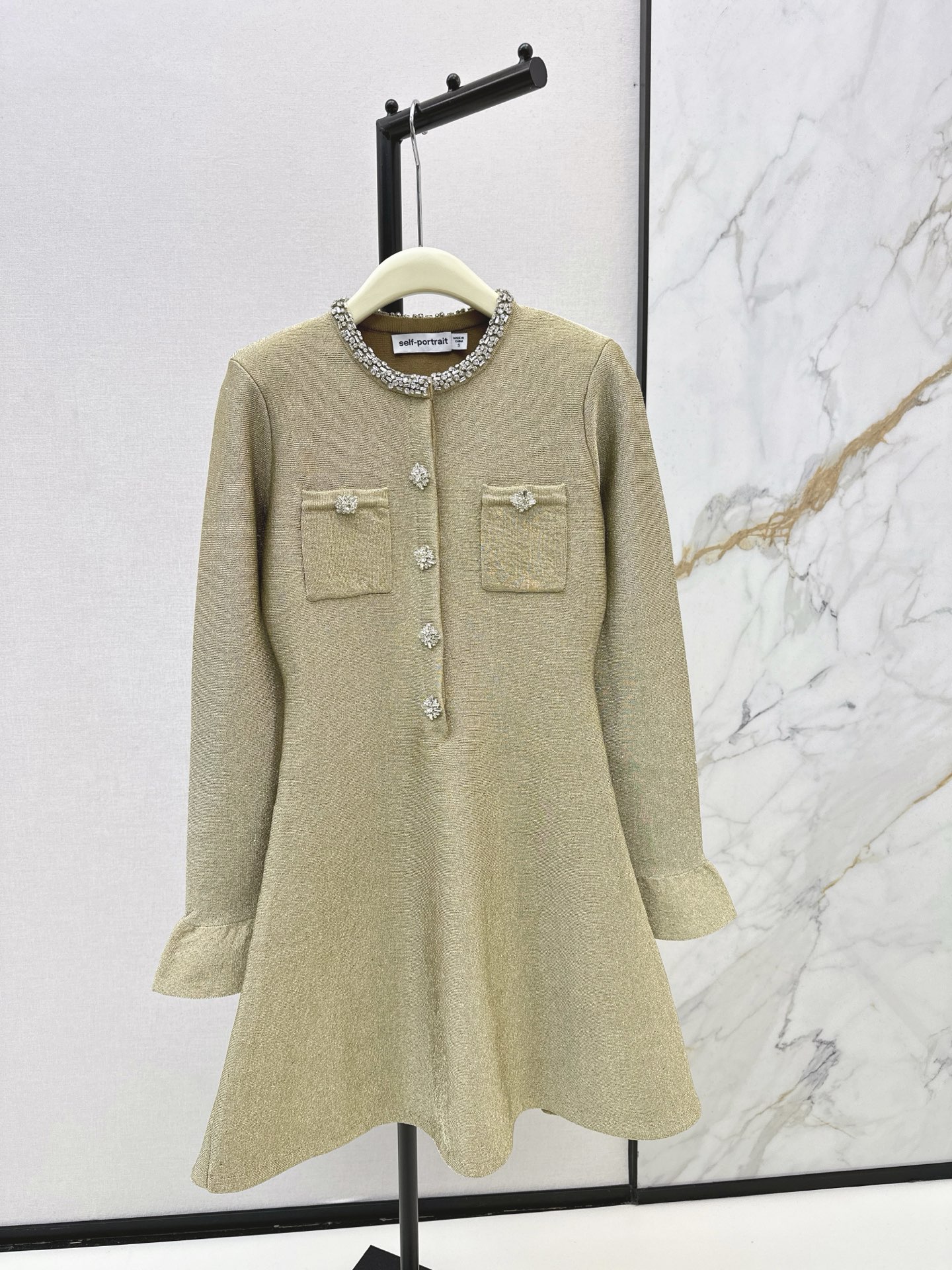 NO:666198,400S 26Ss————The latest golden knitted dress for early spring. Round neck fishtail skirt design. Gold knitted material has low-key luster. The neckline is super exquisite with diamonds. Buttons and pocket embellishments are more luxurious. Bell sleeves + waist tailoring to modify the figure. Elegant and aura. Suitable for formal occasions or high-end parties. Ready for sale in one color. sml,,skirts, 19860909400S 26Ss————早春最新款金色针织连衣裙 圆领鱼尾裙摆设计 金丝针织材质自带低调光泽感 领口镶钻超精致 纽扣和口袋点缀更显奢华了 喇叭袖+收腰剪裁 修饰身形 优雅又有气场 适合正式场合或高端聚会穿搭 一色现货发售sml,,skirts, ,Women's clothing