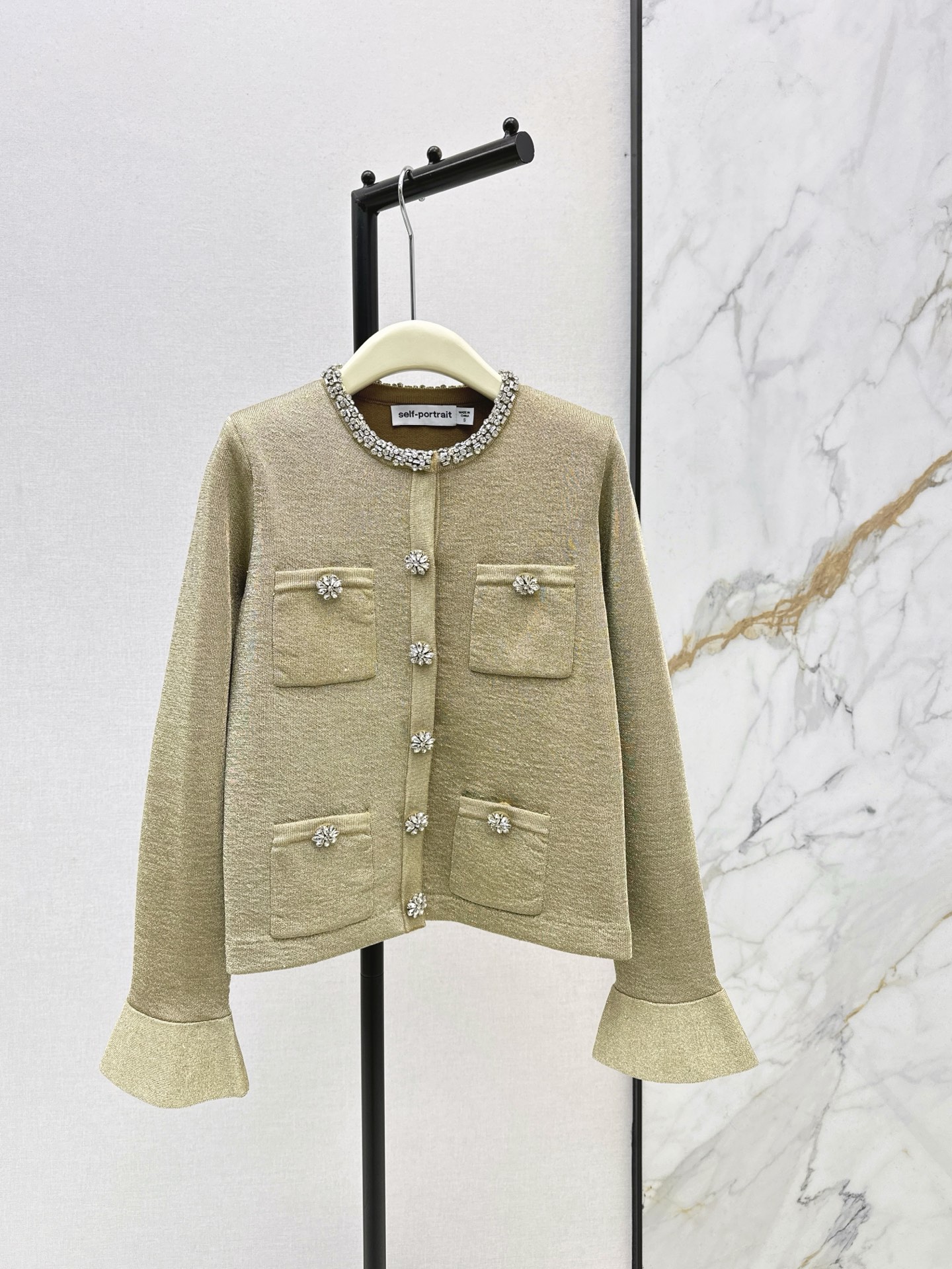 NO:666197,380S 26Ss————Early spring’s latest style of gold-plated knitted cardigan with rhinestone collar and four-pocket round neck top. The gold knitted material has a low-key luster. The neckline is super exquisite with diamonds. The buttons and pockets are embellished to make it more luxurious. The bell-sleeve design modifies the figure. It is elegant and aura. Suitable for formal occasions or high-end gatherings. One color ready for sale sml,,  19860909380S 26Ss————早春最新款水钻领圈鎏金色系针织开衫四口袋圆领上衣版型 金丝针织材质自带低调光泽感 领口镶钻超精致 纽扣和口袋点缀更显奢华了 喇叭袖设计 修饰身形 优雅又有气场 适合正式场合或高端聚会穿搭 一色现货发售sml,, ,Women's clothing