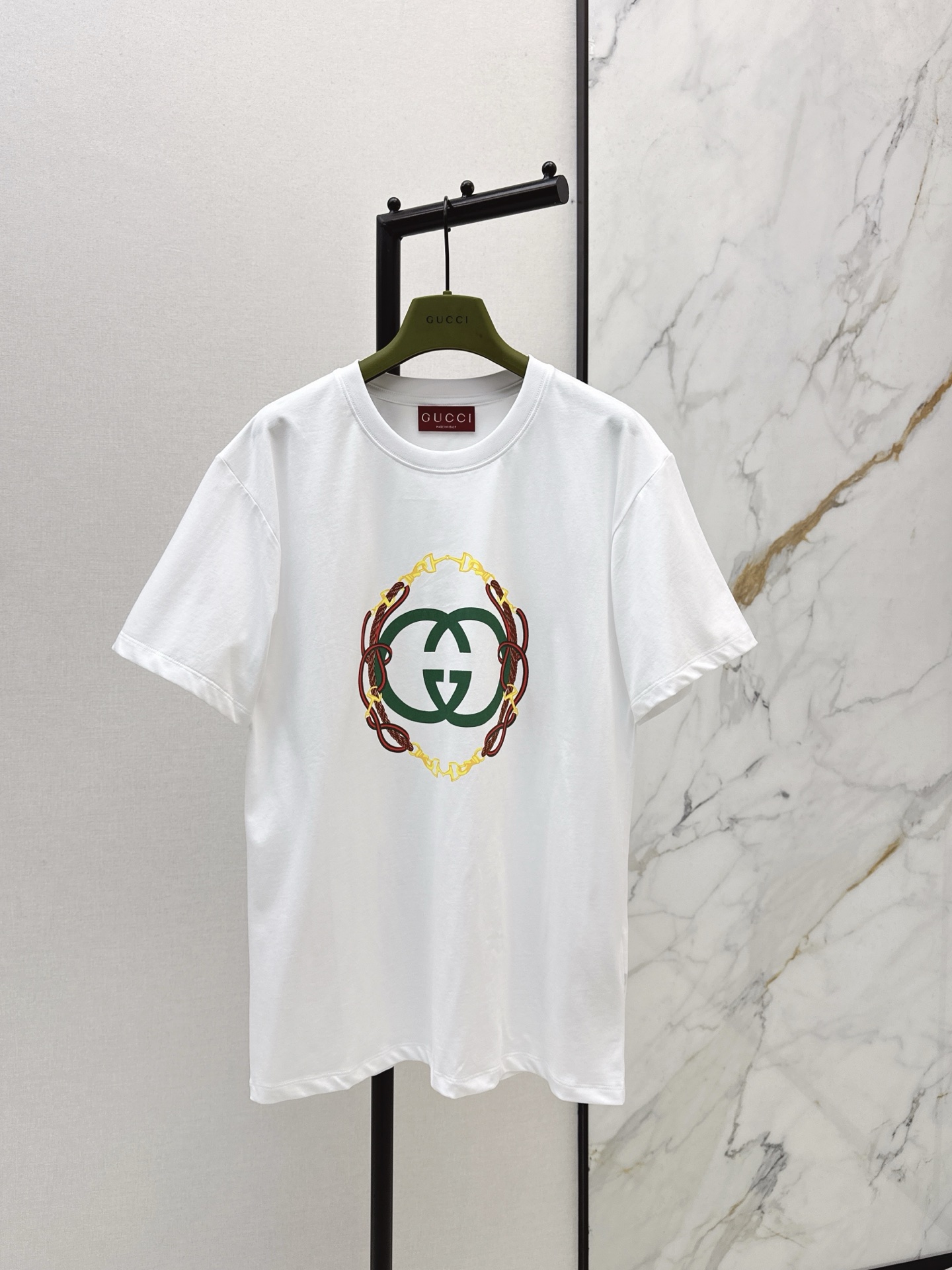 NO:666191,Gu 26Ss - the latest double G printed short-sleeved T-shirt in early spring. The classic color matching of gray and white collides with the iconic logo design. The chain pattern surround adds a retro texture. It is easy to create a light and luxurious atmosphere. Two colors are available for sale now: sml, T-shirt, tees, t-shirt,  19860909Gu 26Ss———早春最新款双G印花短袖T恤 灰与白的经典配色碰撞标志性logo设计 链条花纹环绕更添复古质感 轻松拿捏轻奢氛围感 两色现货发售sml,,T-shirt,tees，t-shirt, ,Women's clothing