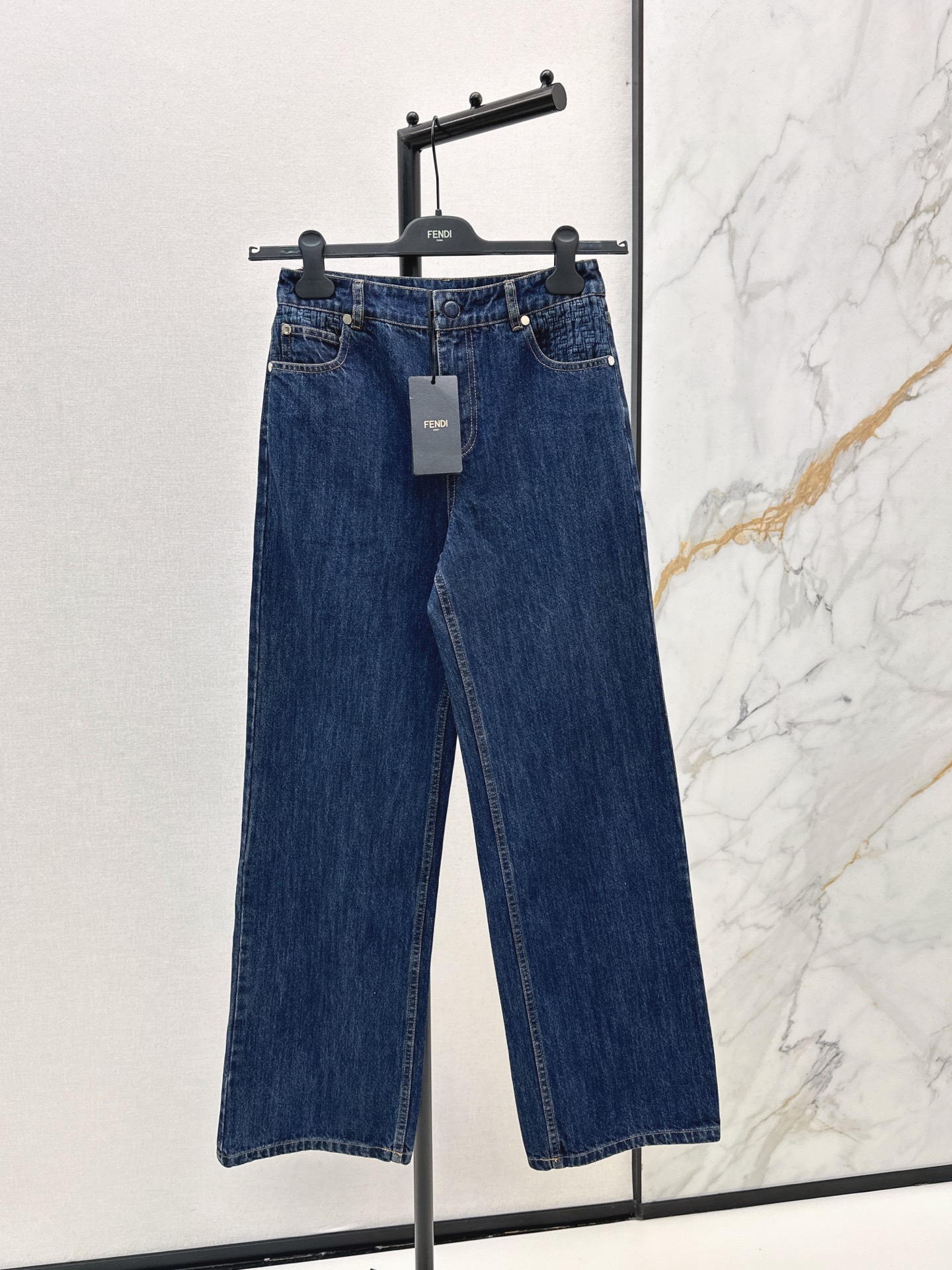 NO:666181,FD 26Ss————The latest casual denim suit for early spring, a loose silhouette spliced shirt + straight jeans. The boyfriend style silhouette comes with a lazy filter. The retro dark blue denim color hides the brand's hidden pattern to be careful. It is loose but does not show drag at all. It has a sense of sophistication~ The neutral denim is tough and can withstand the temperature difference when going out on the street. It also hides a relaxed and high-end feeling. Sweet and cool mix and match in seconds~~ One color can be developed separately.  Ready for sale sml,,jeans,shirts, 19860909FD 26Ss————早春最新款休闲牛仔套装宽松廓形拼接衬衫+直筒牛仔裤 男友风廓形自带慵懒滤镜 复古深蓝牛仔色藏着品牌暗纹小心机 宽松却丝毫不显拖沓 飒气里揉进精致感～ 中和牛仔硬朗 出街扛得住温差 又藏着松弛高级感 甜酷混搭秒get～～ 一色分开发 现货发售sml,,jeans,shirts, ,Women's clothing