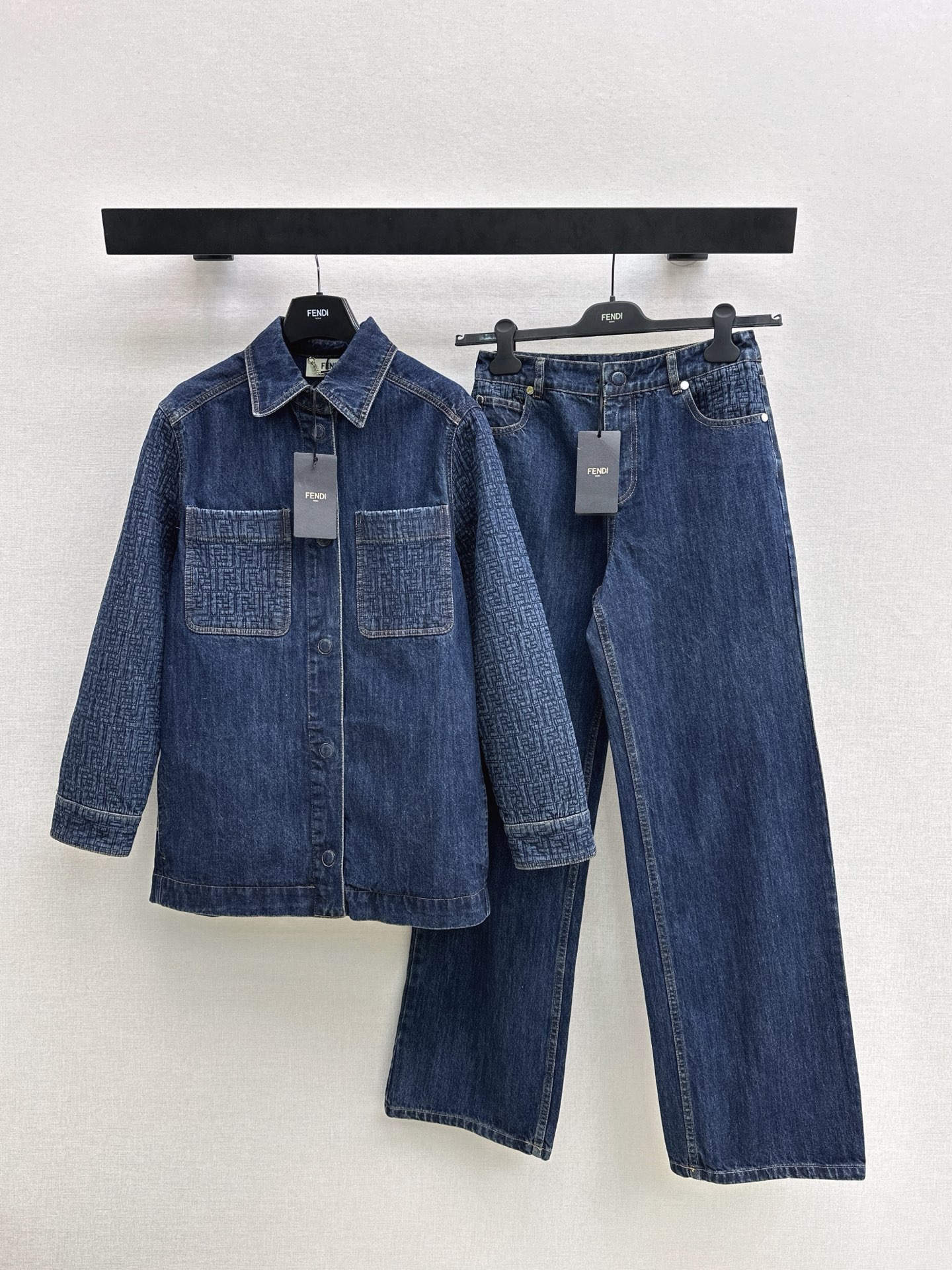 NO:666179,FD 26Ss————The latest casual denim suit for early spring, a loose silhouette spliced shirt + straight jeans. The boyfriend style silhouette comes with a lazy filter. The retro dark blue denim color hides the brand's hidden pattern to be careful. It is loose but does not show procrastination at all. The sassiness is mixed with a sense of sophistication~ The neutral denim is tough and can withstand the temperature difference when out on the street. It also hides a relaxed and high-end feeling. Sweet and cool mix and match in seconds~~ Developed in one color. Ready for sale sml  lining,jeans,shirts, 19860909FD 26Ss————早春最新款休闲牛仔套装宽松廓形拼接衬衫+直筒牛仔裤 男友风廓形自带慵懒滤镜 复古深蓝牛仔色藏着品牌暗纹小心机 宽松却丝毫不显拖沓 飒气里揉进精致感～ 中和牛仔硬朗 出街扛得住温差 又藏着松弛高级感 甜酷混搭秒get～～ 一色分开发 现货发售sml 衬,,jeans,shirts, ,Women's clothing