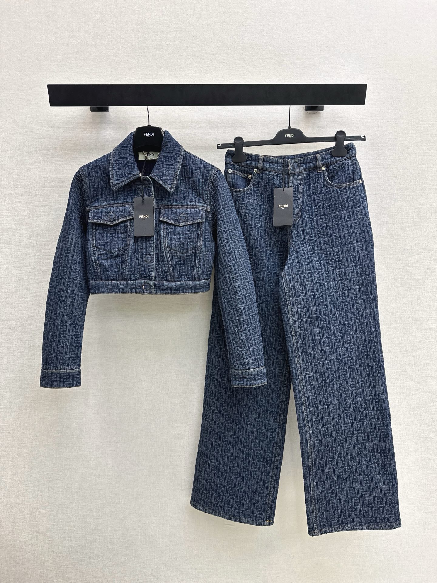 NO:666174,Girl group outfit look~ FD 26Ss————The latest casual double F denim suit in early spring, a short denim jacket + straight jeans. The boyfriend style silhouette comes with a lazy filter. The retro dark blue denim color hides the brand's hidden pattern to be careful. It is loose but does not show drag at all. The sassiness is mixed with a sense of sophistication~ Neutral denim is tough. It can withstand the temperature difference when going out on the street. It also hides a sense of relaxation and luxury. The sweet and cool mix can be developed in seconds~~  Ready for sale sml jackets,,jeans,jackets & coats,jackets & coats, 19860909女团穿搭Look～ FD 26Ss————早春最新款休闲双F牛仔套装小短款牛仔夹克+直筒牛仔裤 男友风廓形自带慵懒滤镜 复古深蓝牛仔色藏着品牌暗纹小心机 宽松却丝毫不显拖沓 飒气里揉进精致感～ 中和牛仔硬朗 出街扛得住温差 又藏着松弛高级感 甜酷混搭秒get～～ 一色分开发 现货发售sml 外套,,jeans,jackets & coats,jackets & coats, ,Women's clothing