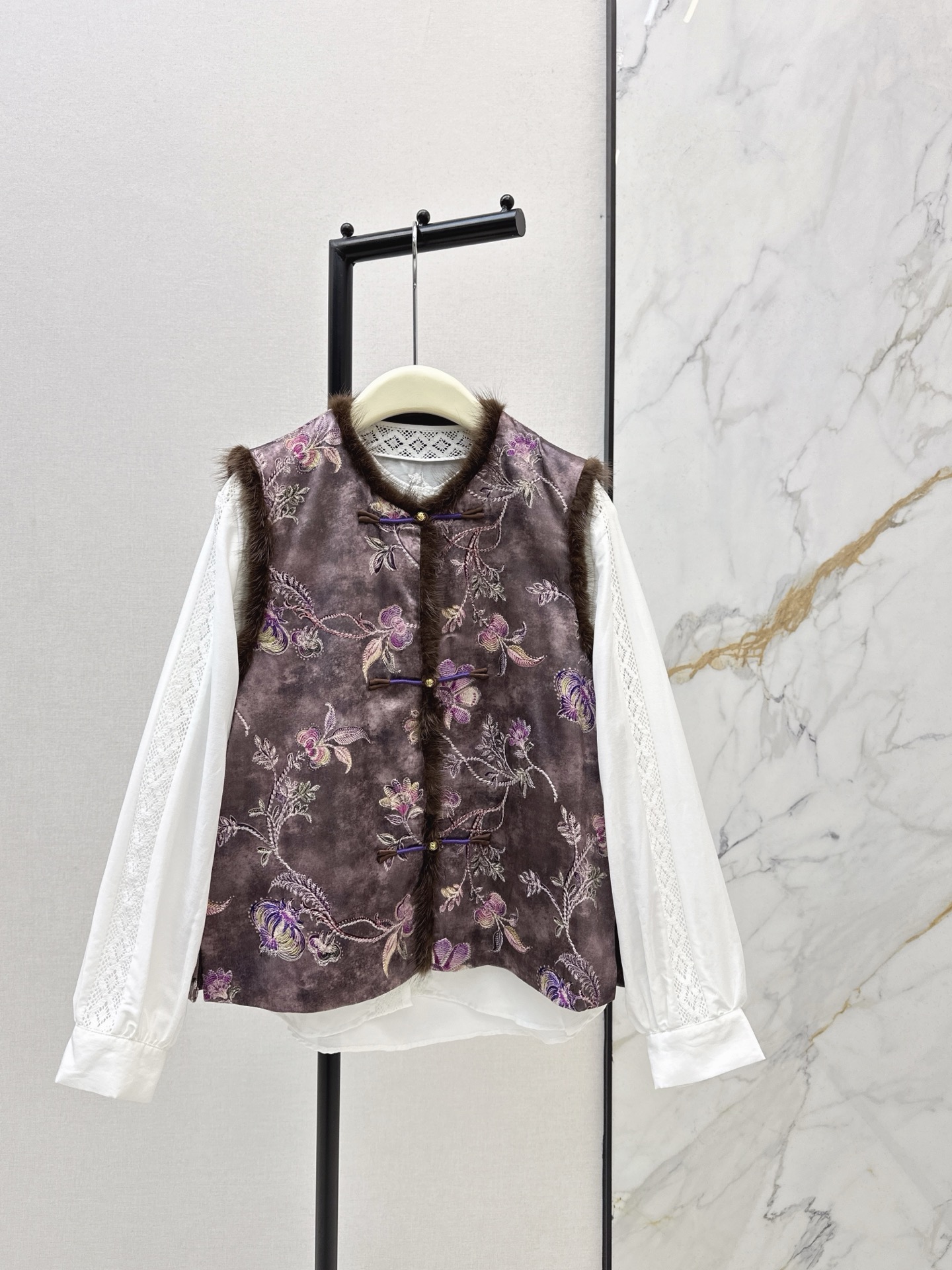 NO:666195,Fashionable Retro 25Ss————The latest Chinese-style embroidered rayon fragrant veil quilted vest for autumn and winter adopts a round neck and plate button design. The body is covered with colorful floral embroidery. The purple and pink color combination shows retro elegance. It combines traditional embroidery technology and Chinese style. The details are full of classical charm. The edges are spliced with real mink fur to enhance warmth and luxury. The embroidery technology is exquisite, the patterns are rich in layers, and the texture is high-end.  One color spot sale smlxl,, 19860909时髦复古 25Ss————秋冬最新款中式风刺绣人丝香云纱夹棉马甲采用圆领与盘扣设计 衣身布满色彩丰富的花卉刺绣 紫粉色系搭配尽显复古雅致 融合传统刺绣工艺与中式风格 细节处充满古典韵味 边缘拼接真水貂毛 提升保暖性与奢华感 刺绣工艺细腻 图案层次丰富 质感高级 一色现货发售smlxl,, ,Women's clothing