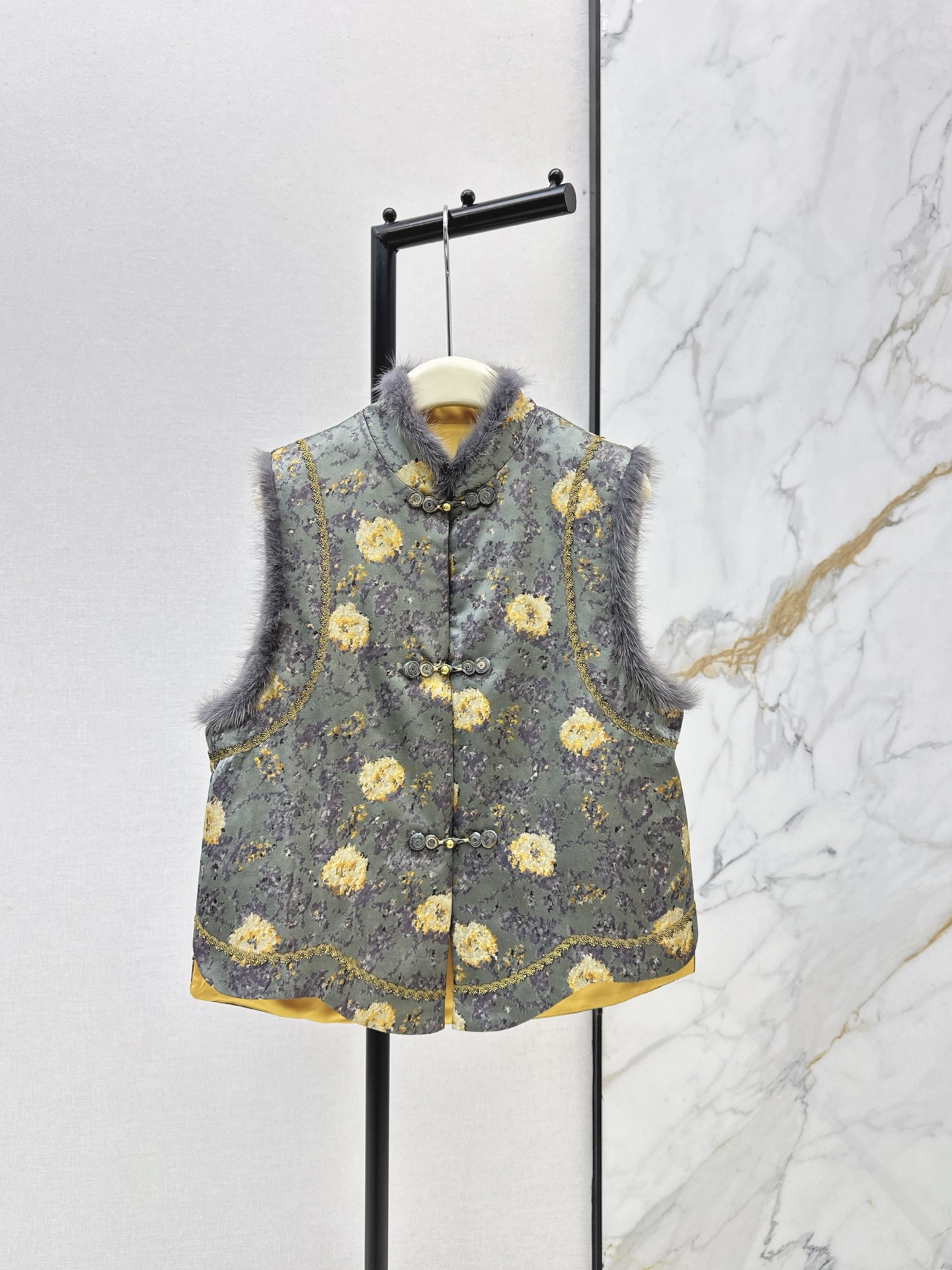 NO:666190,Fashionable retro 25Ss————The latest Chinese style rayon fragrant cloud yarn brocade quilted vest for autumn and winter. Retro floral pattern. Incorporates the details of the branch pattern of the Republic of China. Gold embroidery thread decoration. Plush edges are added to the neckline and armholes. It combines Chinese charm with autumn and winter warmth. It is suitable for autumn and winter layering scenes. Emphasizes the noble texture and retro atmosphere. Two colors are available for sale now. sml,,  19860909时髦复古 25Ss————秋冬最新款中式风格人丝香云纱织锦夹棉马甲 复古团花图案 融合民国缠枝纹细节 金边绣线装饰 领口及袖窿处加入毛绒边 兼具中式韵味与秋冬温暖感 适配秋冬叠穿场景 强调显贵质感与复古氛围 两色现货发售sml,, ,Women's clothing