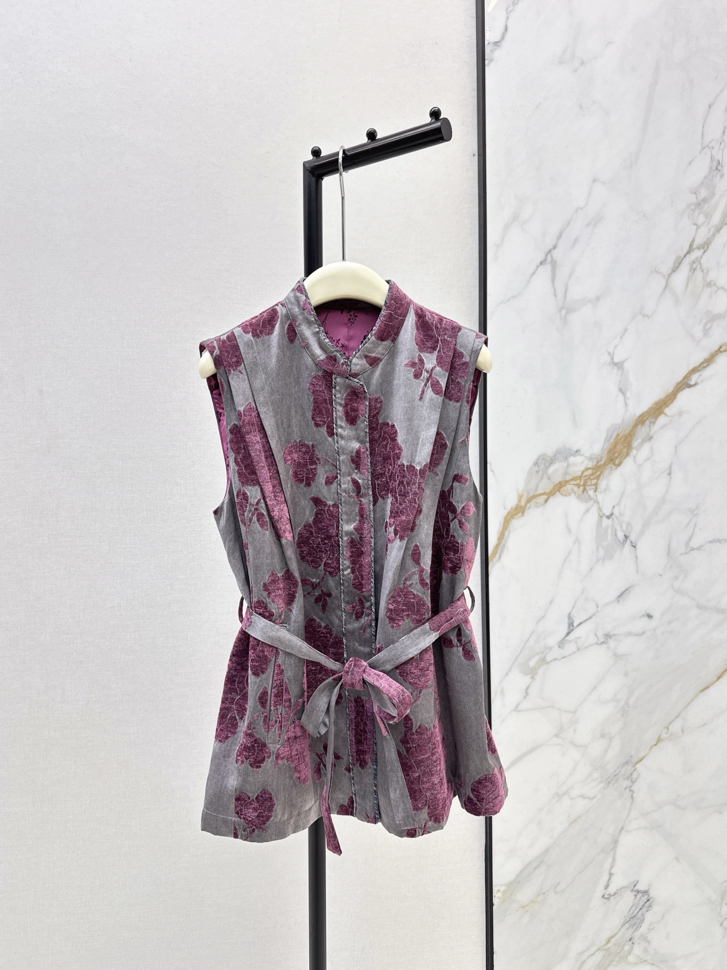 NO:666186,Fashionable retro 25Ss————The latest Chinese oil silk jacquard quilted vest for autumn and winter adopts a stand-up collar design with a lace-up waist. Purple peony flower pattern. The background color is gray. The overall texture shows a jacquard flocking. It is matched with pearl jewelry and black accessories. It is suitable for Chinese retro style wear. It can be used for daily commuting or Chinese-style social occasions. It can show the elegant oriental aesthetic temperament. One color ready for sale smlxl,,  19860909时髦复古 25Ss————秋冬最新款中式油丝提花夹棉马甲采用立领设计 带有系带收腰 紫红色牡丹花卉图案 底色为灰色 整体呈现出提花植绒的质感 搭配了珍珠饰品和黑色配饰 适合中式复古风穿搭 可用于日常通勤或中式风格的社交场合 能展现典雅的东方美学气质 一色现货发售smlxl,, ,Women's clothing